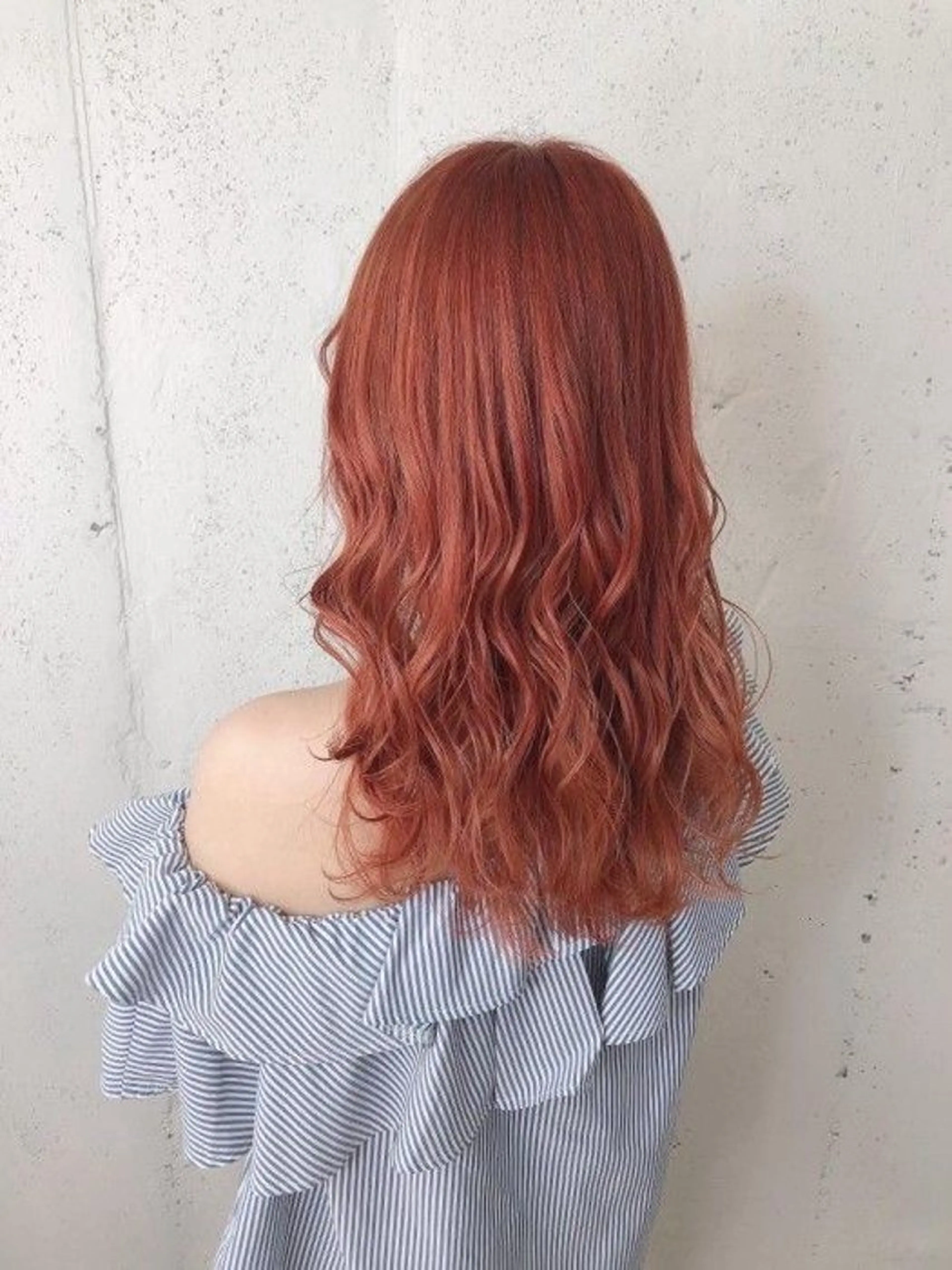 セミロング カラー オレンジ カット ヘアカラー 川越 輝梨奈のヘアスタイル