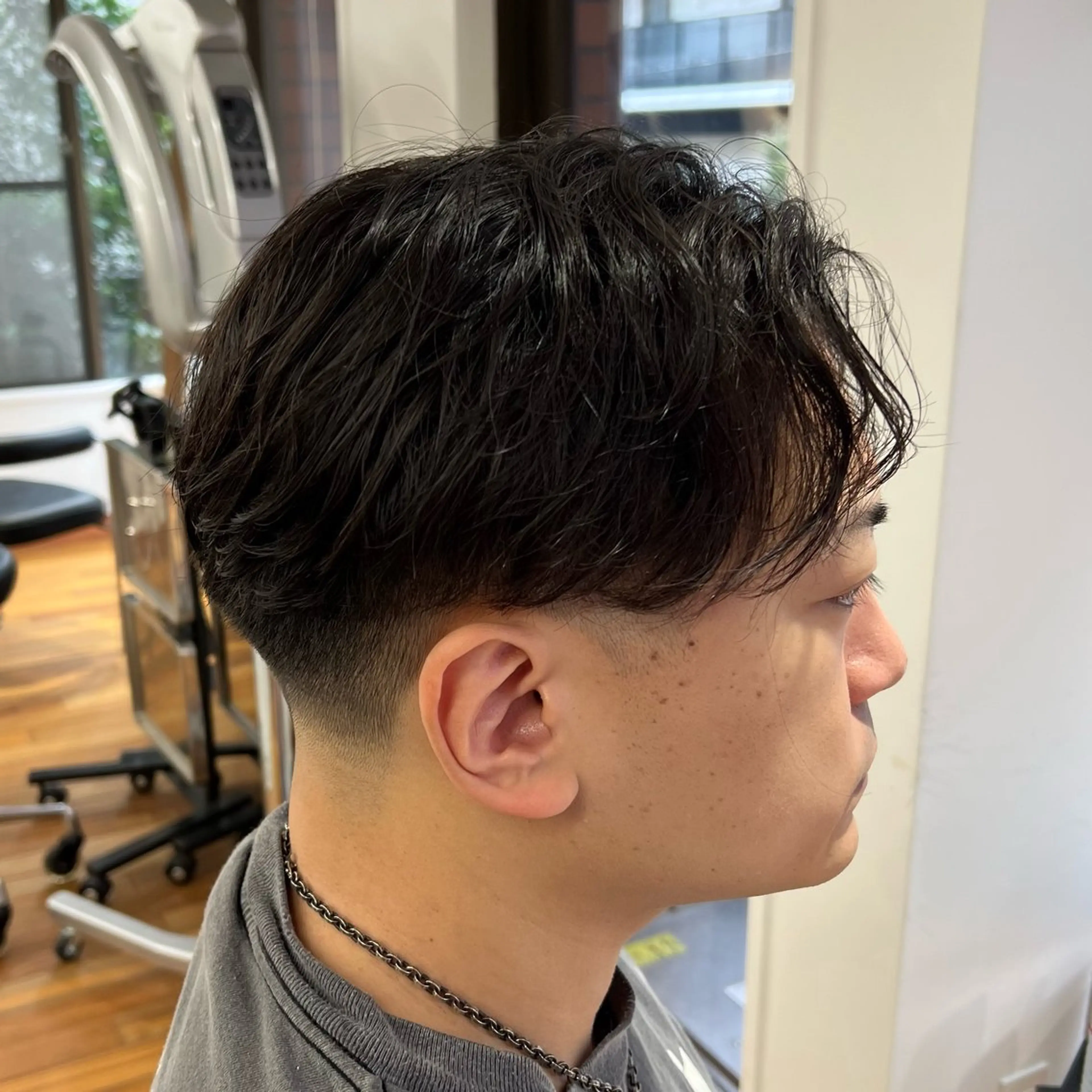 ショート メンズ センターパート 刈り上げ くせ毛 ショートヘア カット メンズカット✂️ スキンフェード伊藤陸のヘアスタイル