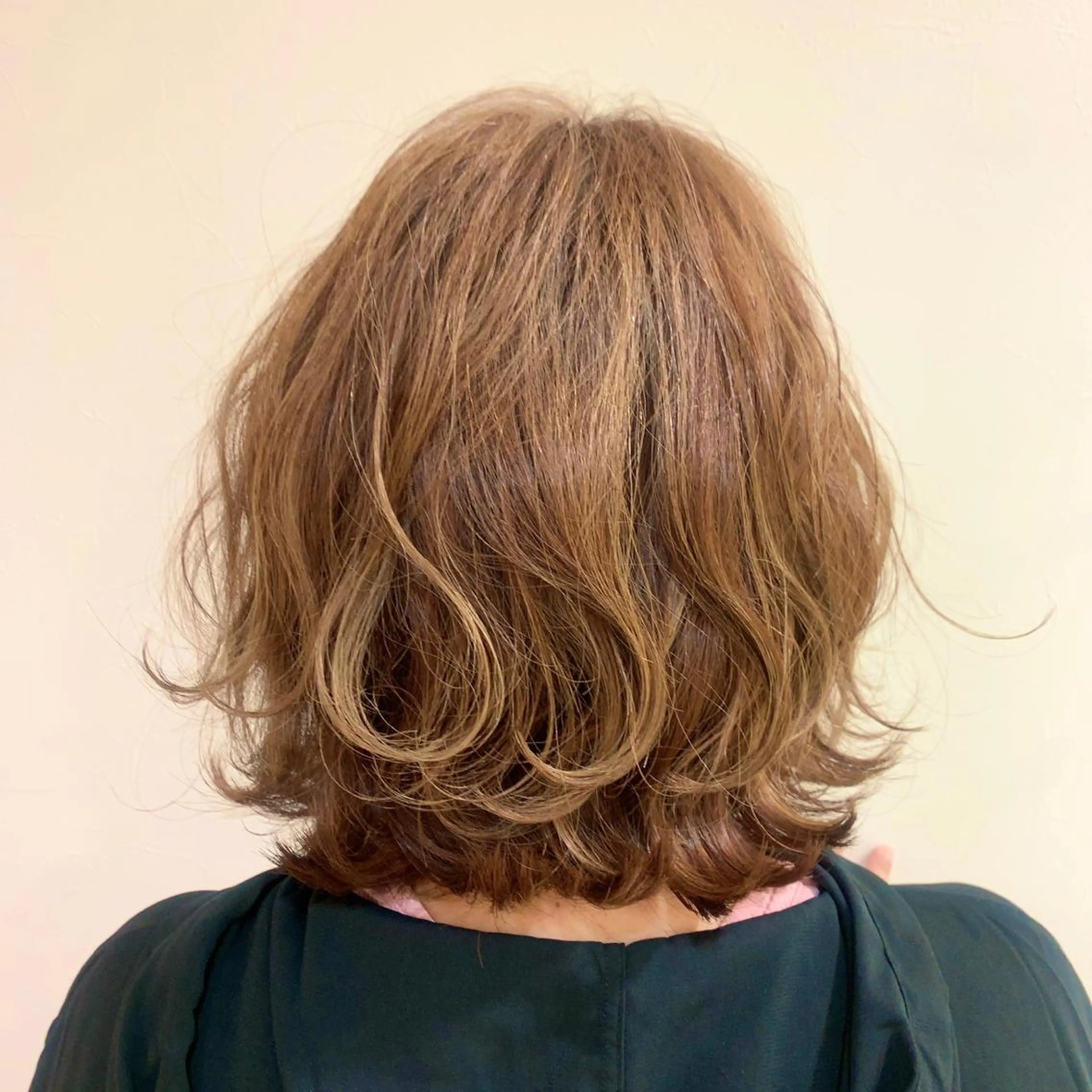 ミディアム カラー ベージュカラー ブリーチ ハイライトカラー ハイトーンカラー ハイトーンベージュ カット ヘアカラー 山田 里美のヘアスタイル