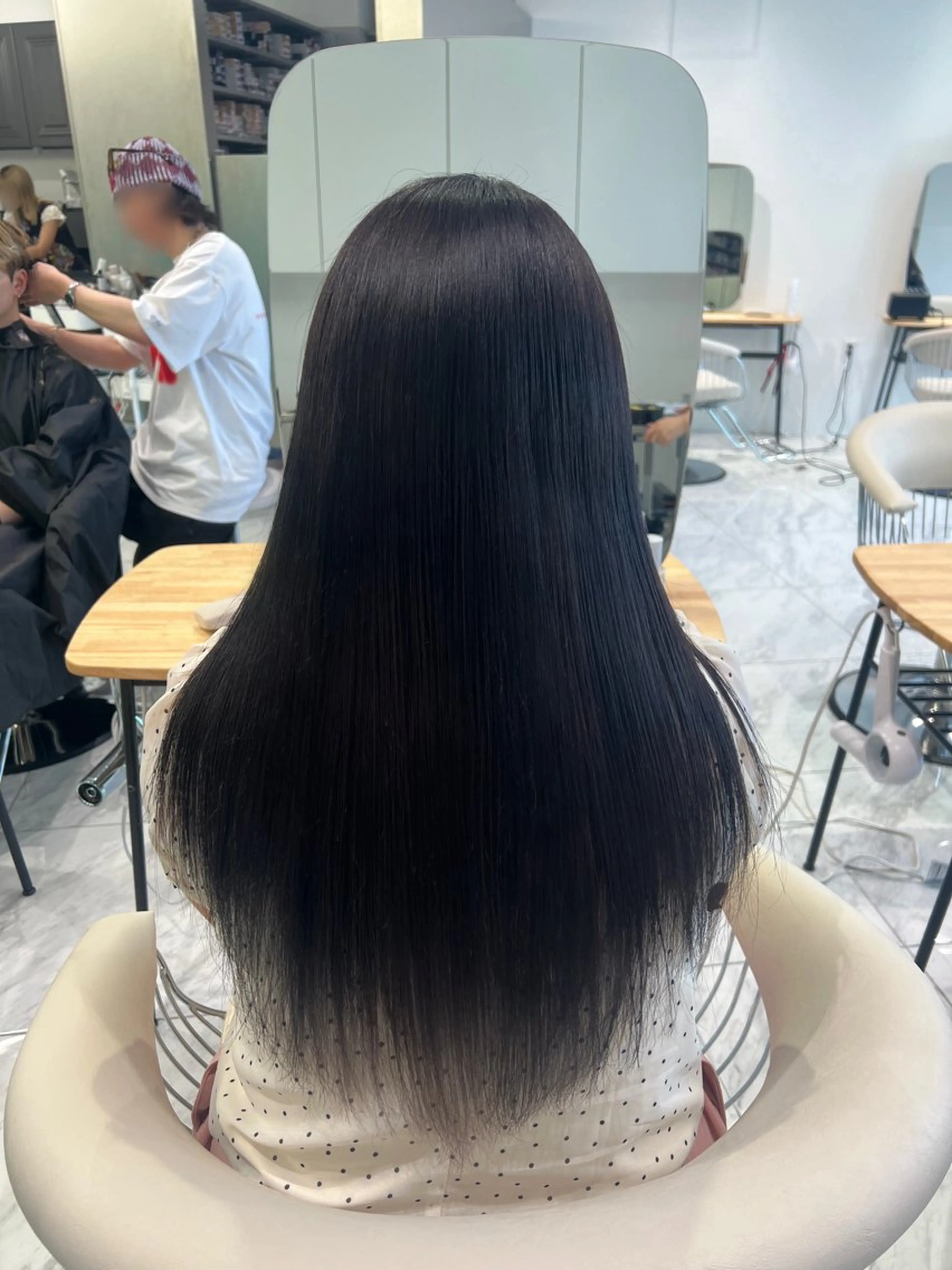 カラー ヘアカラー トリートメント Lisa／艶カラー ／レイヤーカット特化のヘアスタイル