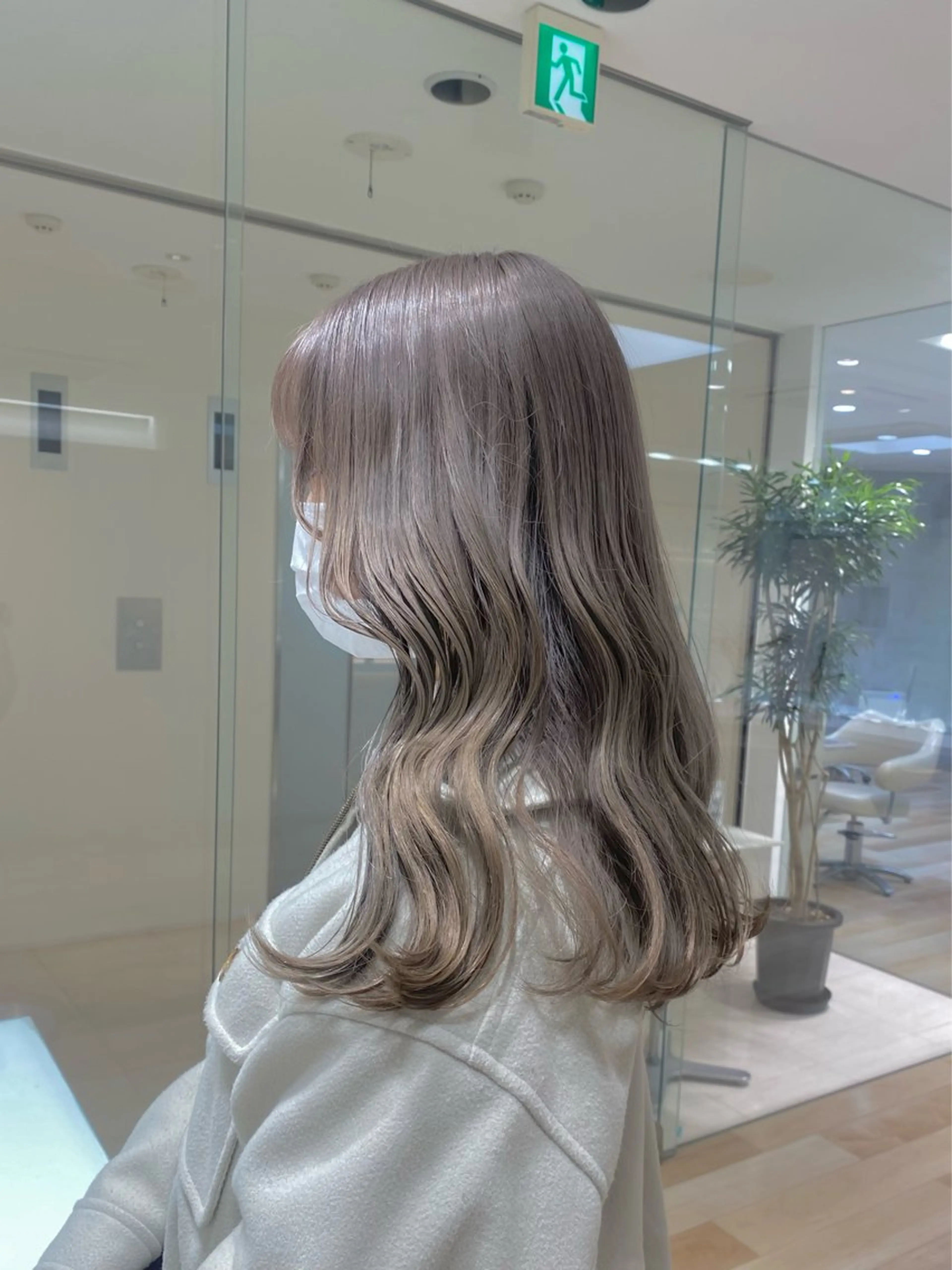 ロング カラー ベージュカラー ブリーチ ハイトーンカラー カット ヘアカラー トリートメント 松永 わかなのヘアスタイル