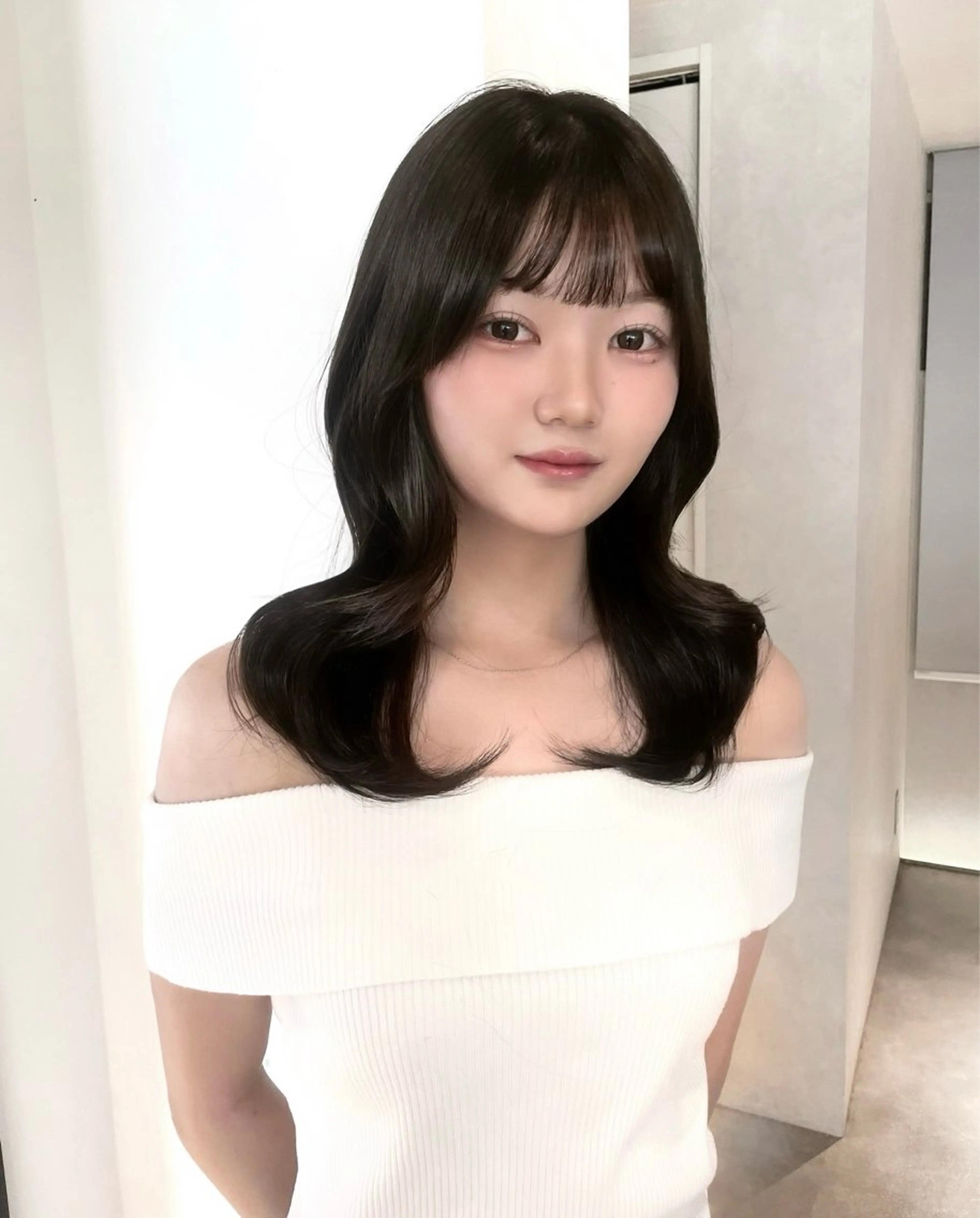 セミロング カラー 透明感カラー くびれヘア くびれレイヤー レイヤーカット ヘアカラー トリートメント ヘッドスパ ヘアセット Qin shaire salon 原宿店所属・レイヤーカット 韓国ヘアayameのヘアスタイル