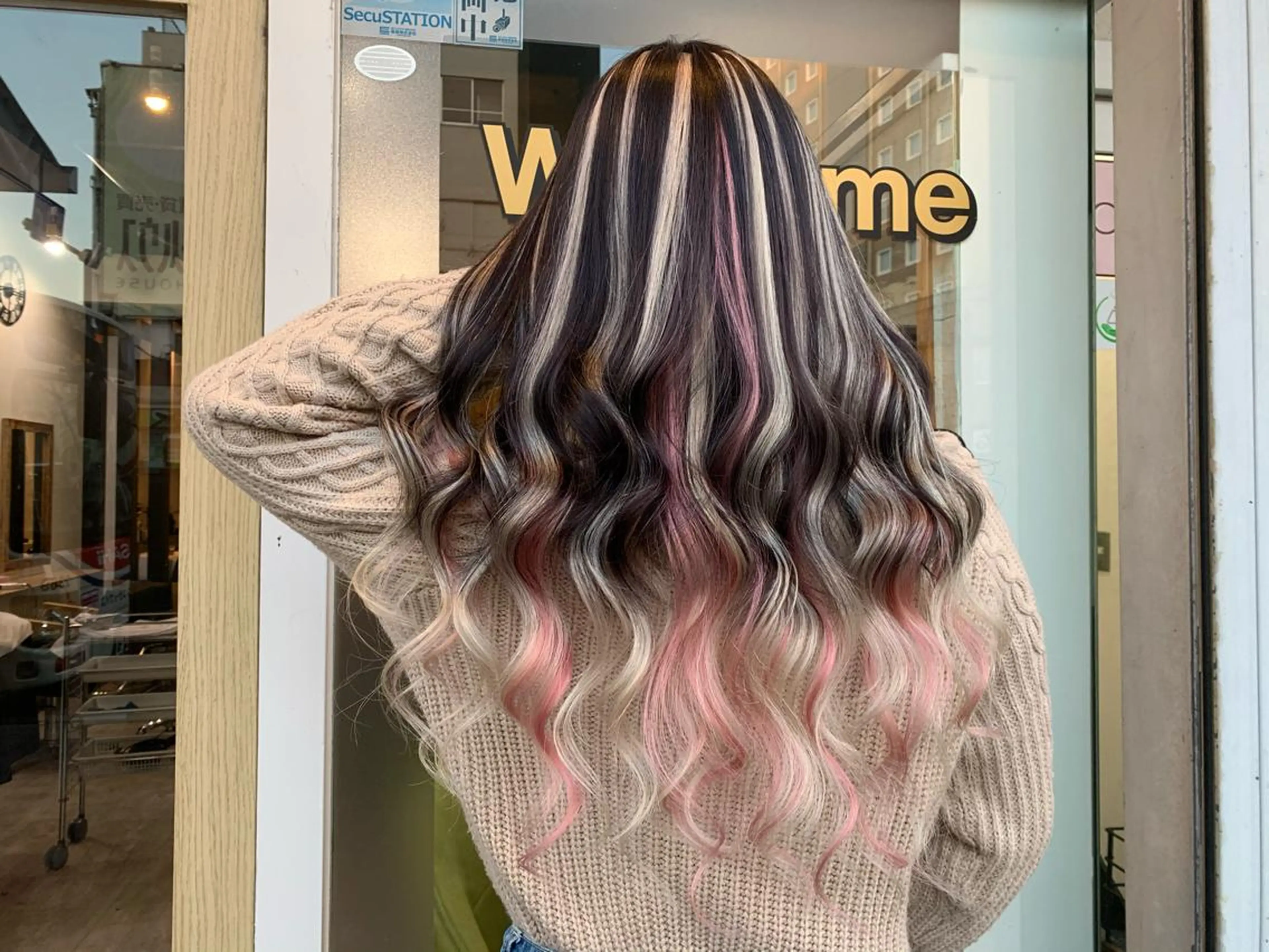 ミディアム カラー パーマ ヘアアレンジ メンズ キッズ ネイル マツエク・マツパ アイブロウ ピンクカラー 眉カラー カラーマツエク エクステ 長さ出し 🤍韓国風/艶髪🤍 鳥越美羽のヘアスタイル