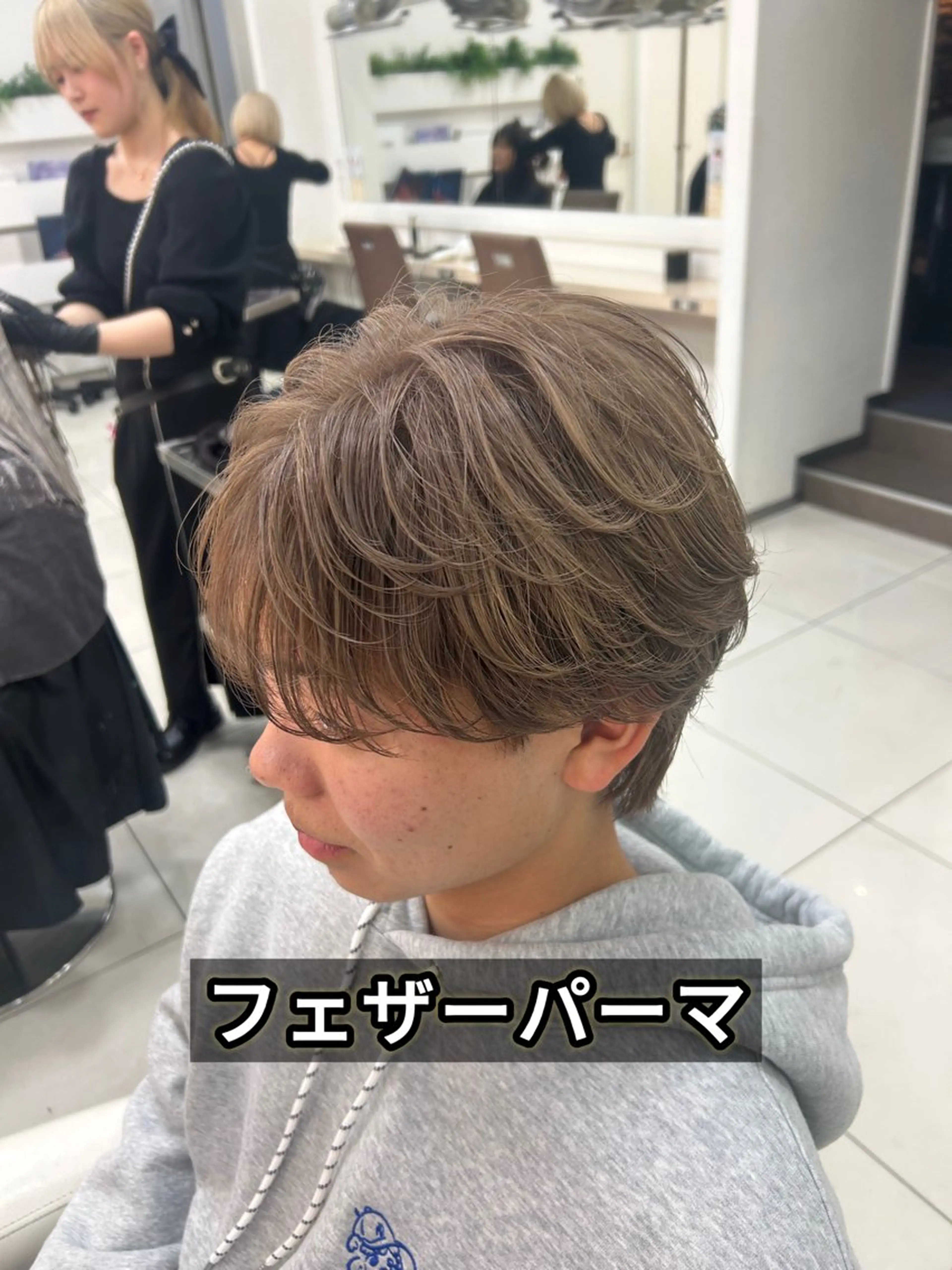 ミディアム カラー パーマ メンズ ミディアムパーマ センターパート フェードカット フェザーパーマ カルマパーマ カット パーマ トリートメント 髪質改善/艶カラー/ メンズパーマ/鈴木のヘアスタイル