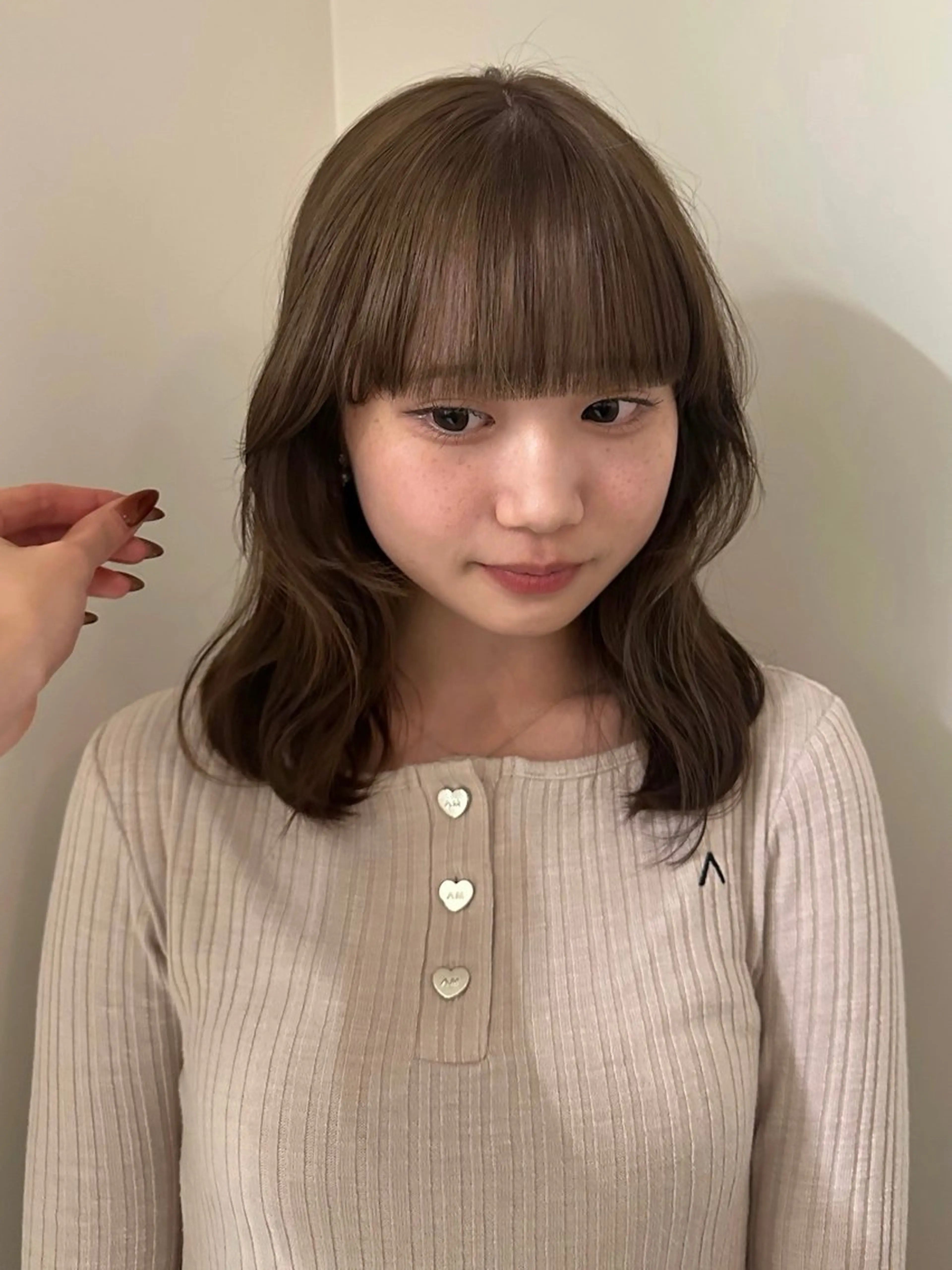 ミディアム カラー ベージュカラー ブリーチ オリーブベージュ ヘアカラー tonari所属・透明感カラー/中崎町 fukaのヘアスタイル