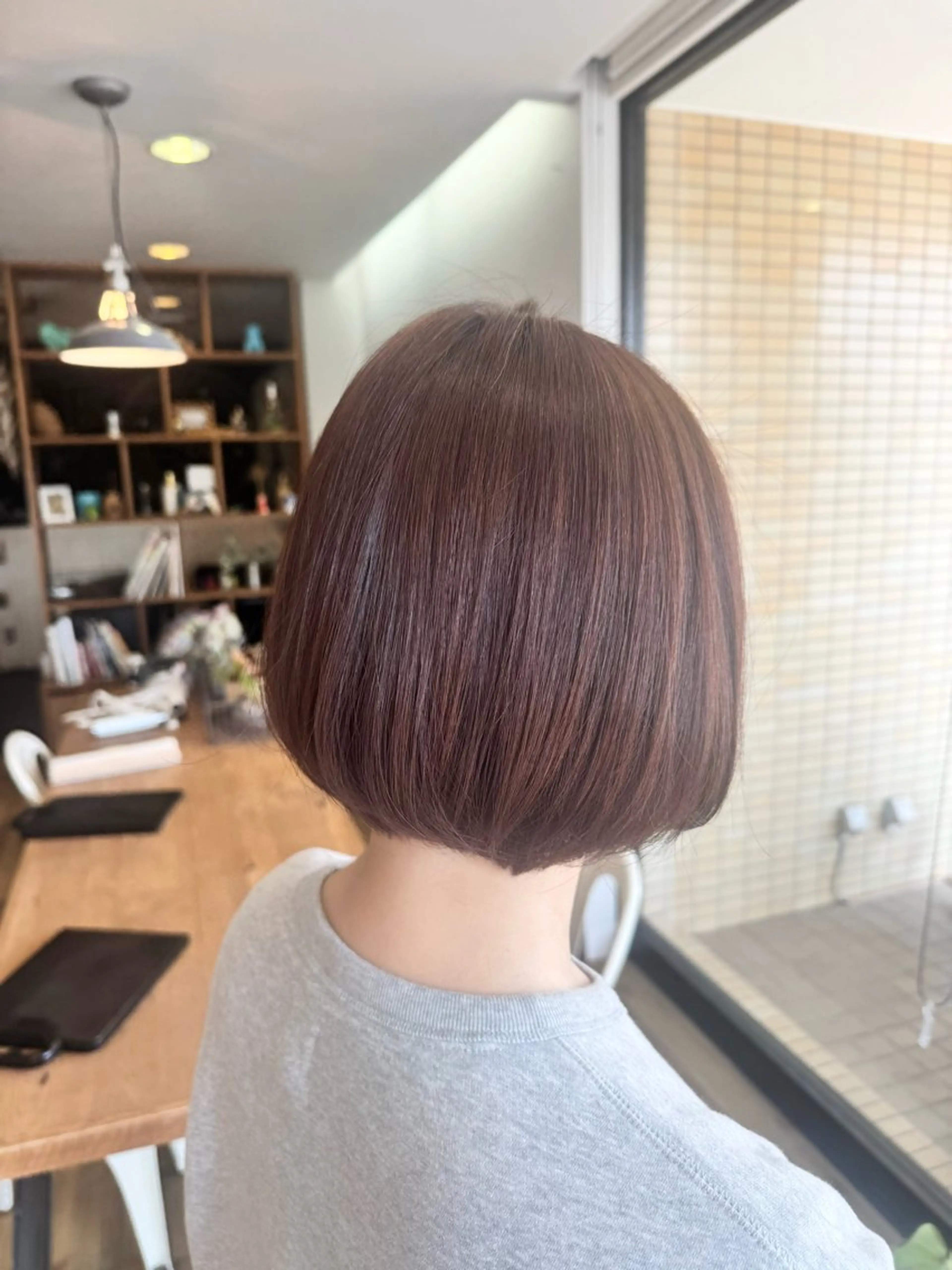 ショート カラー ベージュカラー ピンクカラー ピンクベージュ カット ヘアカラー トリートメント ツキダテ ユイのヘアスタイル