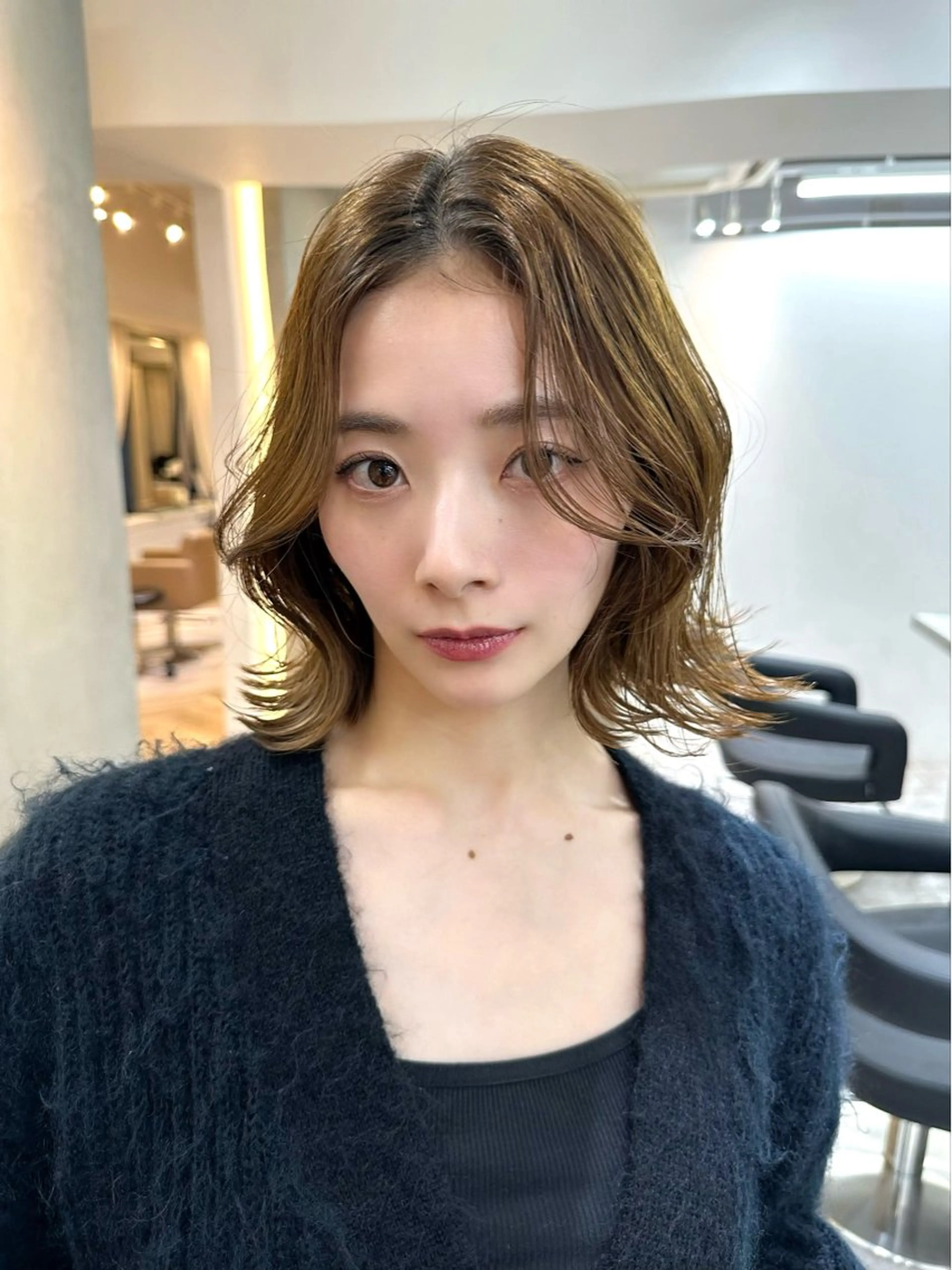 ミディアム カラー レイヤー 顔周り グレージュ/添田晃基のヘアスタイル