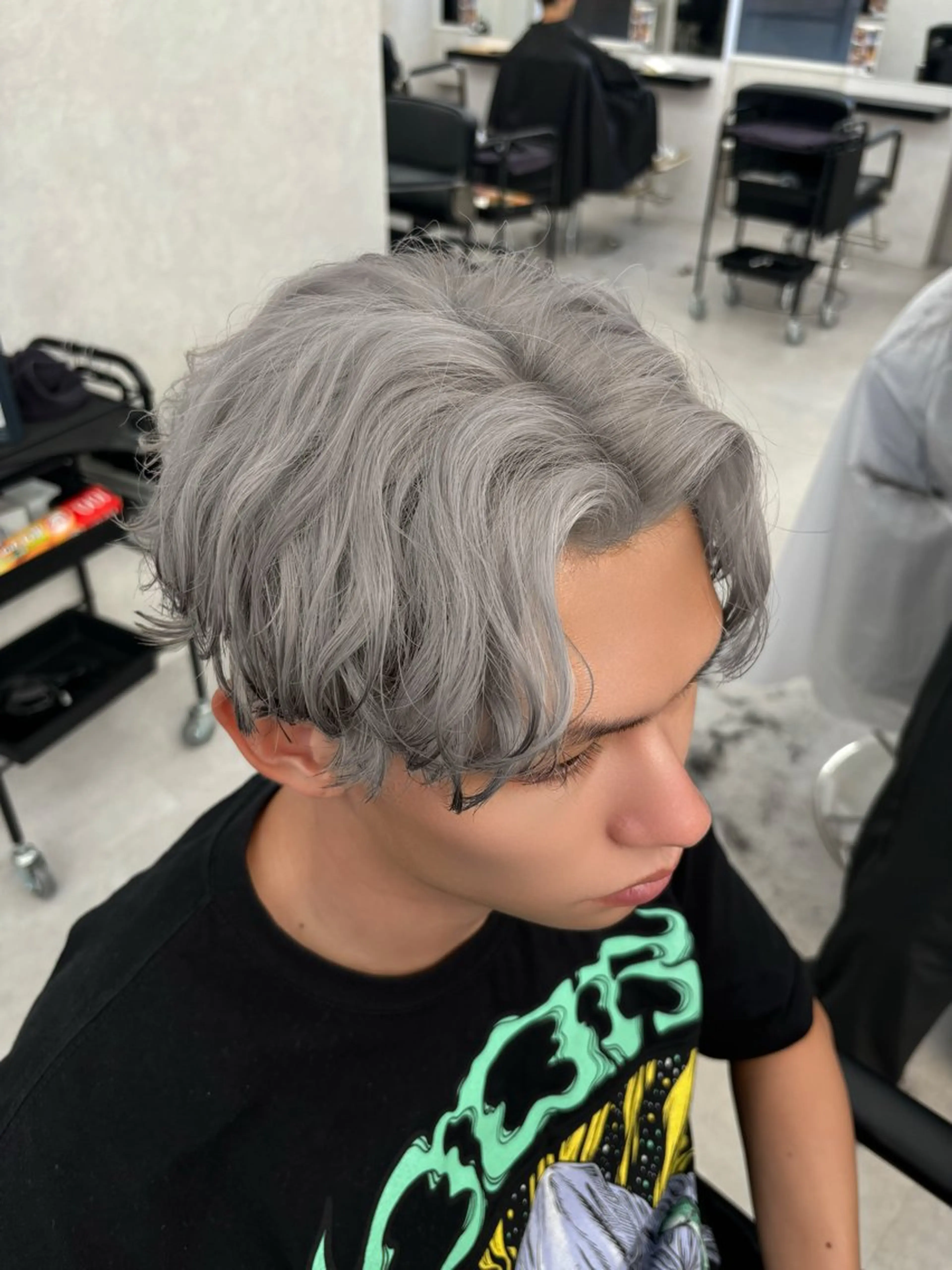 ミディアム カラー メンズ センターパート 黒髪 シルバー カット ヘアカラー 岩井 虎大郎のヘアスタイル