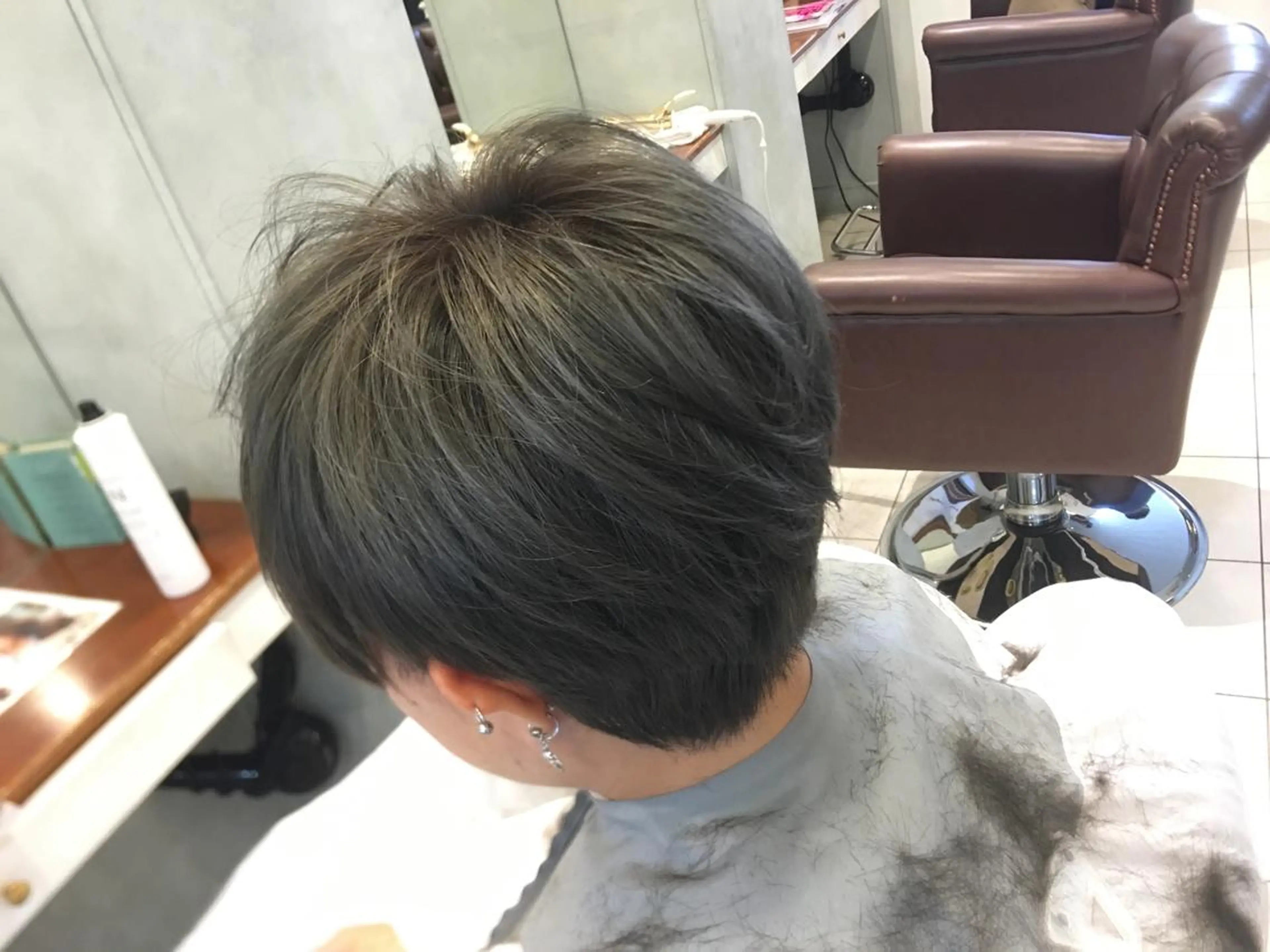 ショート カラー グレージュ ハイトーンカラー ハイトーングレージュ ブリーチカラー🌈 嘉名 真樹のヘアスタイル