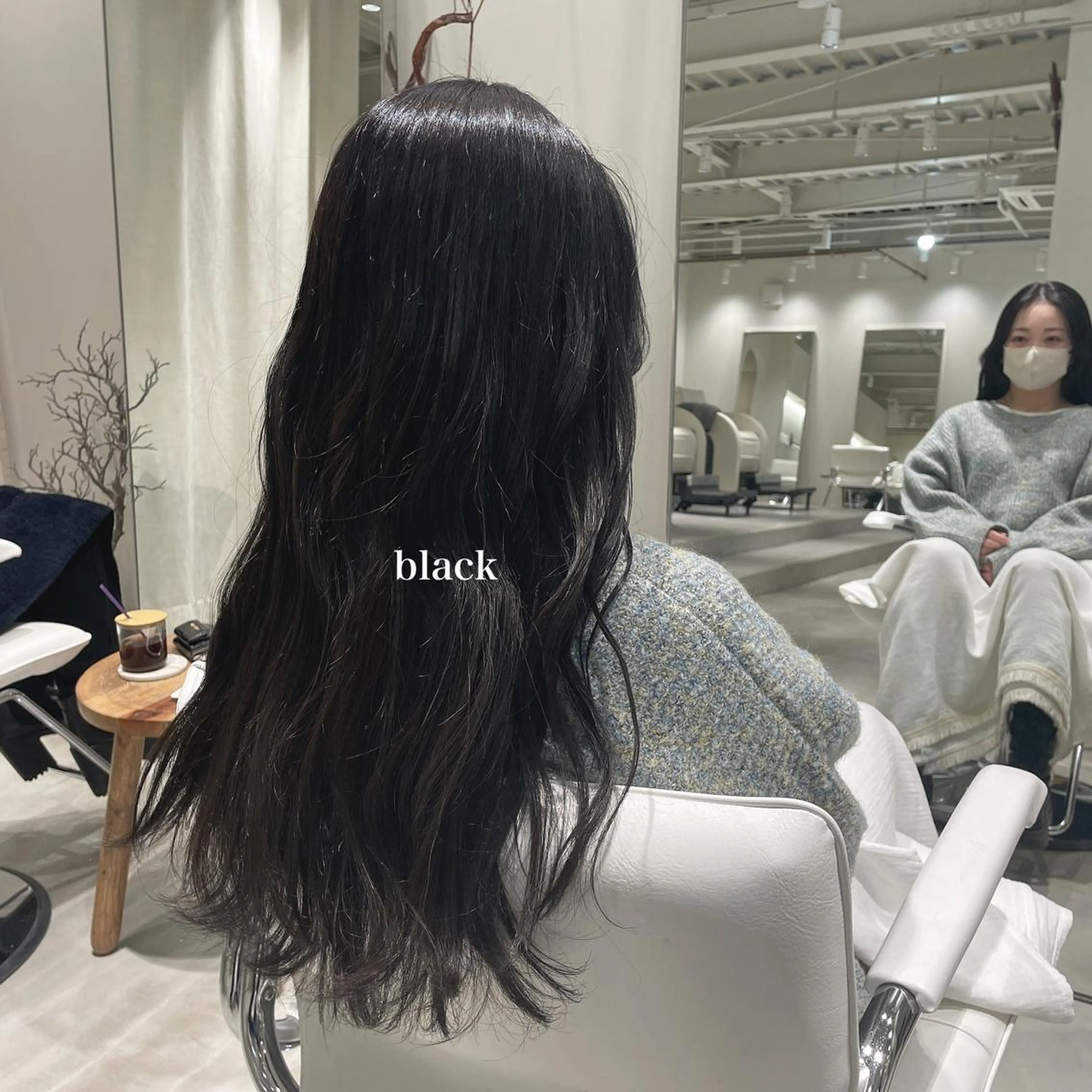 ロング カラー 峯崎 葵のヘアスタイル