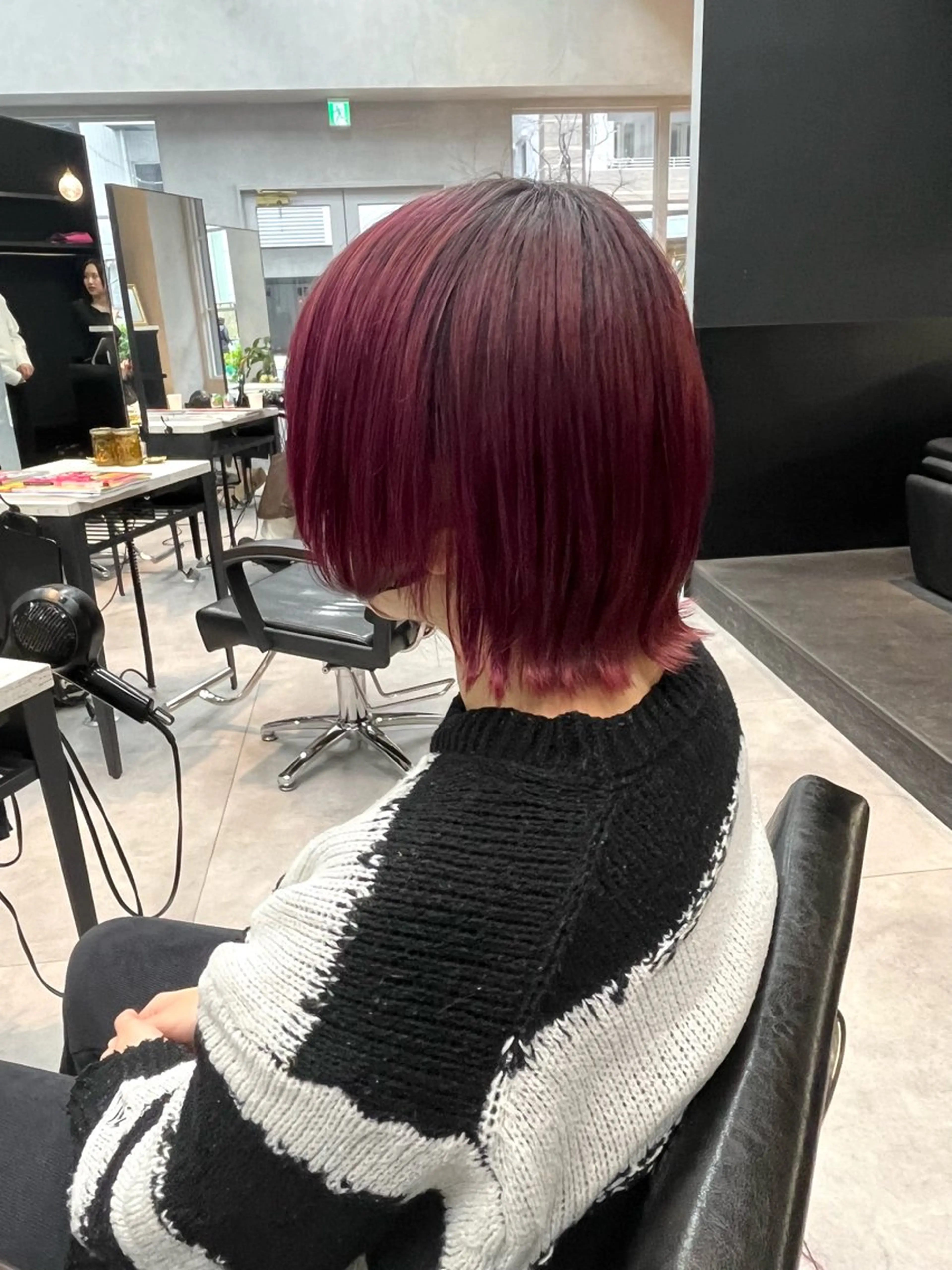 ミディアム カラー ピンクカラー レッドカラー ウルフカット カット ヘアカラー tomoka 推しカラーのヘアスタイル