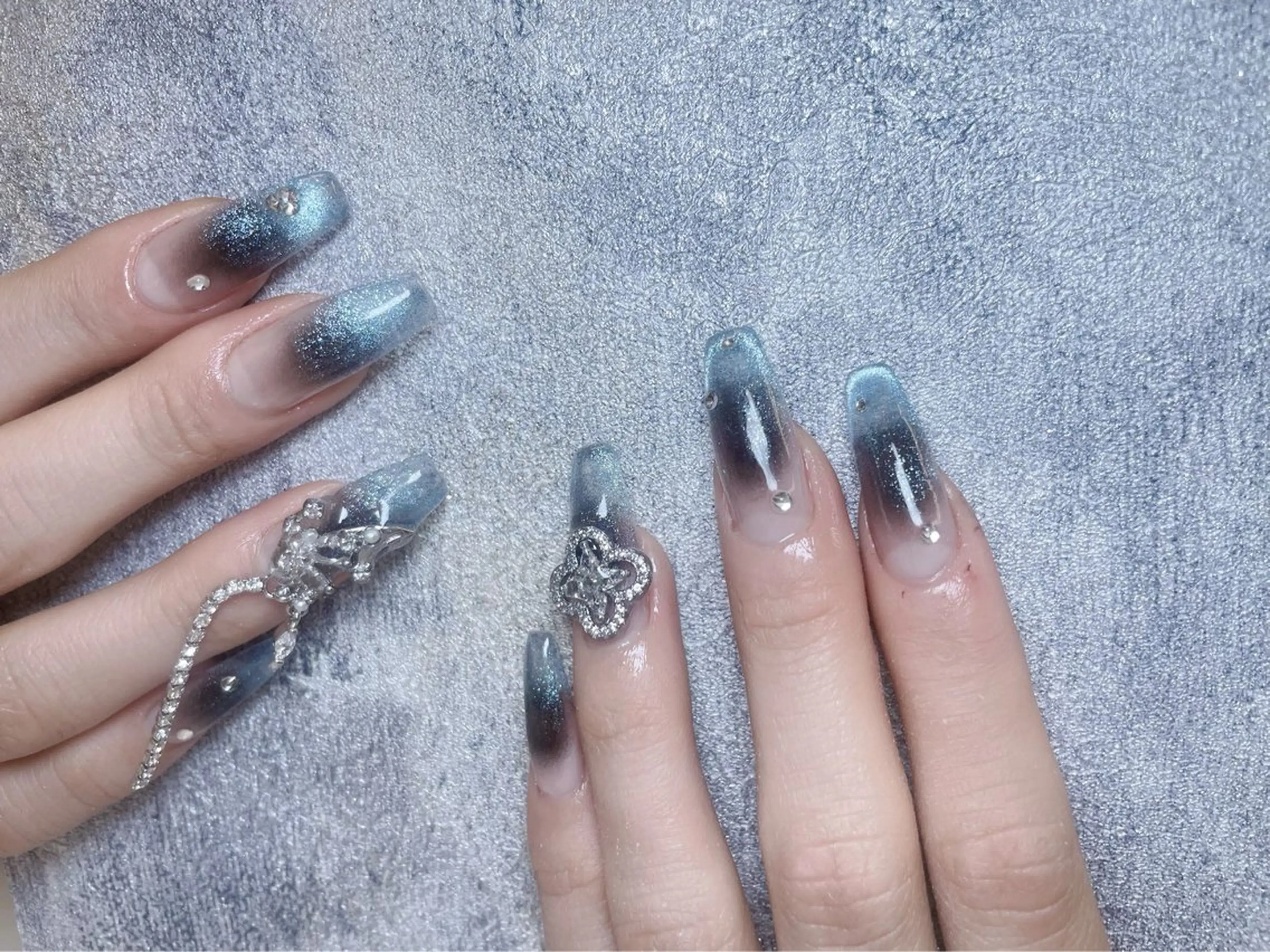 ネイル アートネイル 韓国ネイル 水色 ロングネイル マグネットネイル ハンドネイル ハンドケア NailDemure 【銀座店】のネイルデザイン