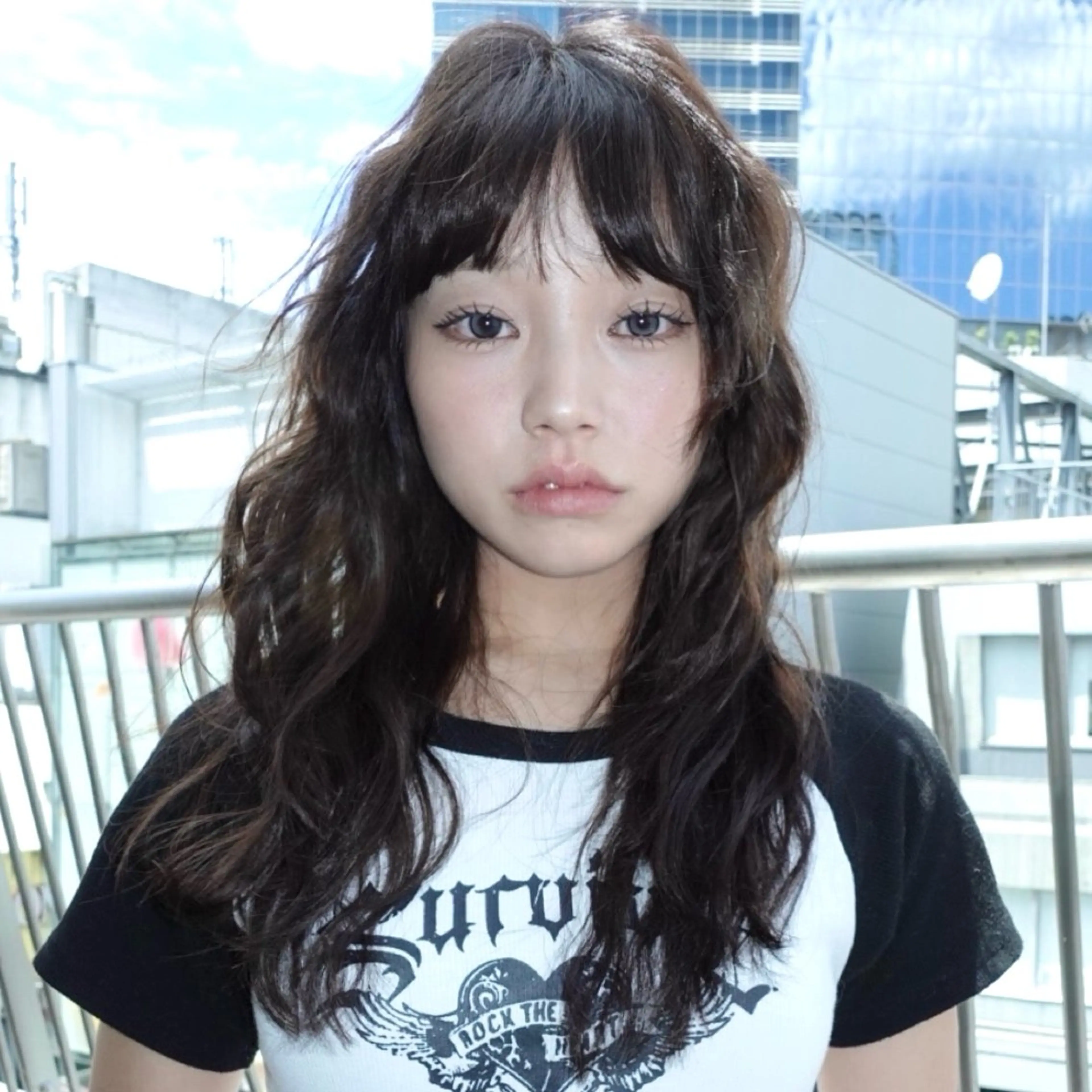 ロング 顔まわりレイヤー ハッシュカット ハイレイヤー レイヤーカット ロング カット トリートメント レイヤーカット ダブルカラーのヘアスタイル