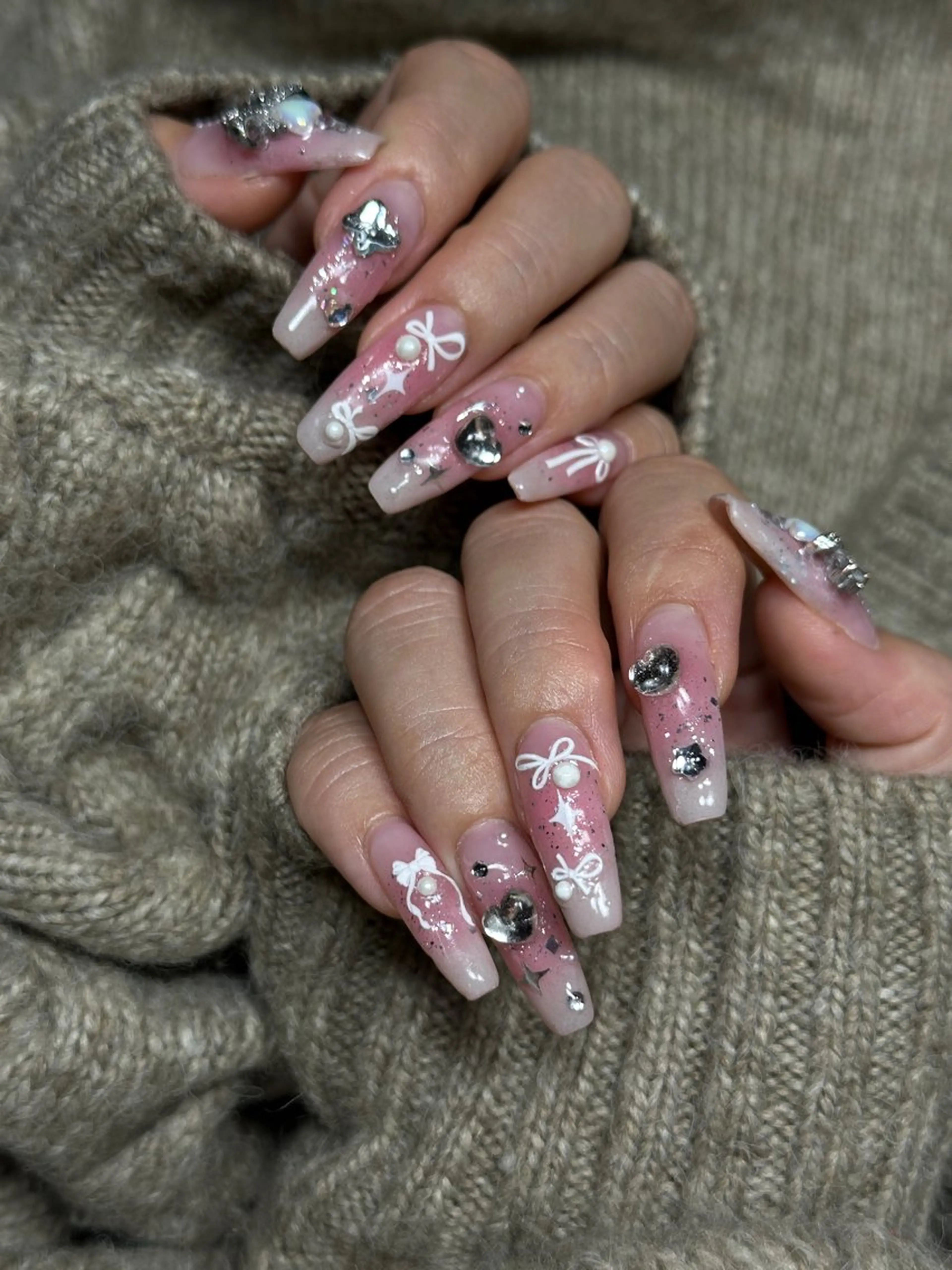 ネイル ガーリー ピンク リボン シルバー ネイルチップ ハンドネイル Ame29NailOsaka所属・AME29 Nail ネイルサロンのネイルデザイン