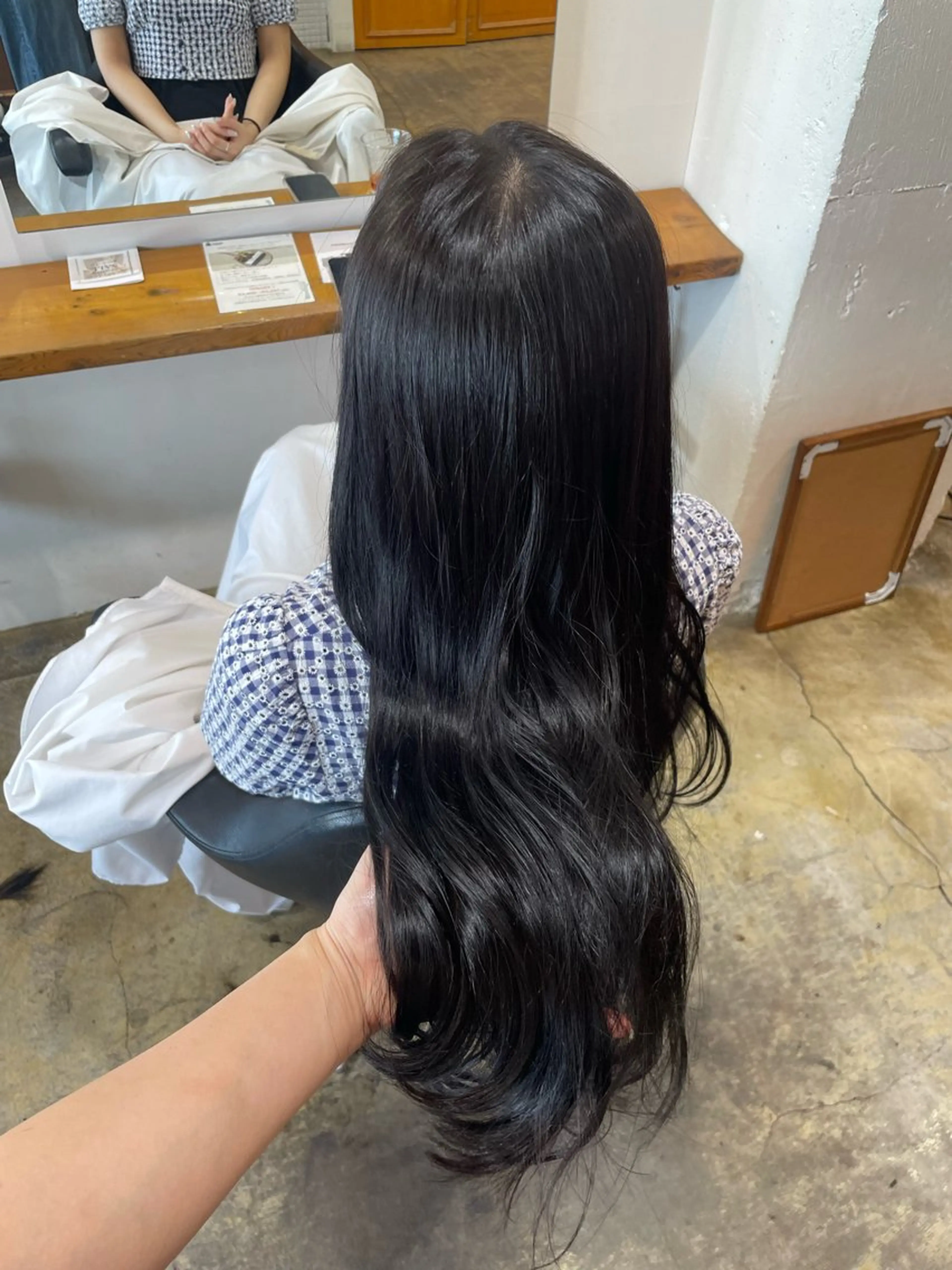 ロング カラー 黒髪 ブルーカラー ブルーブラック カット ヘアカラー トリートメント MIOベージュカラー 柔らかいカラーのヘアスタイル