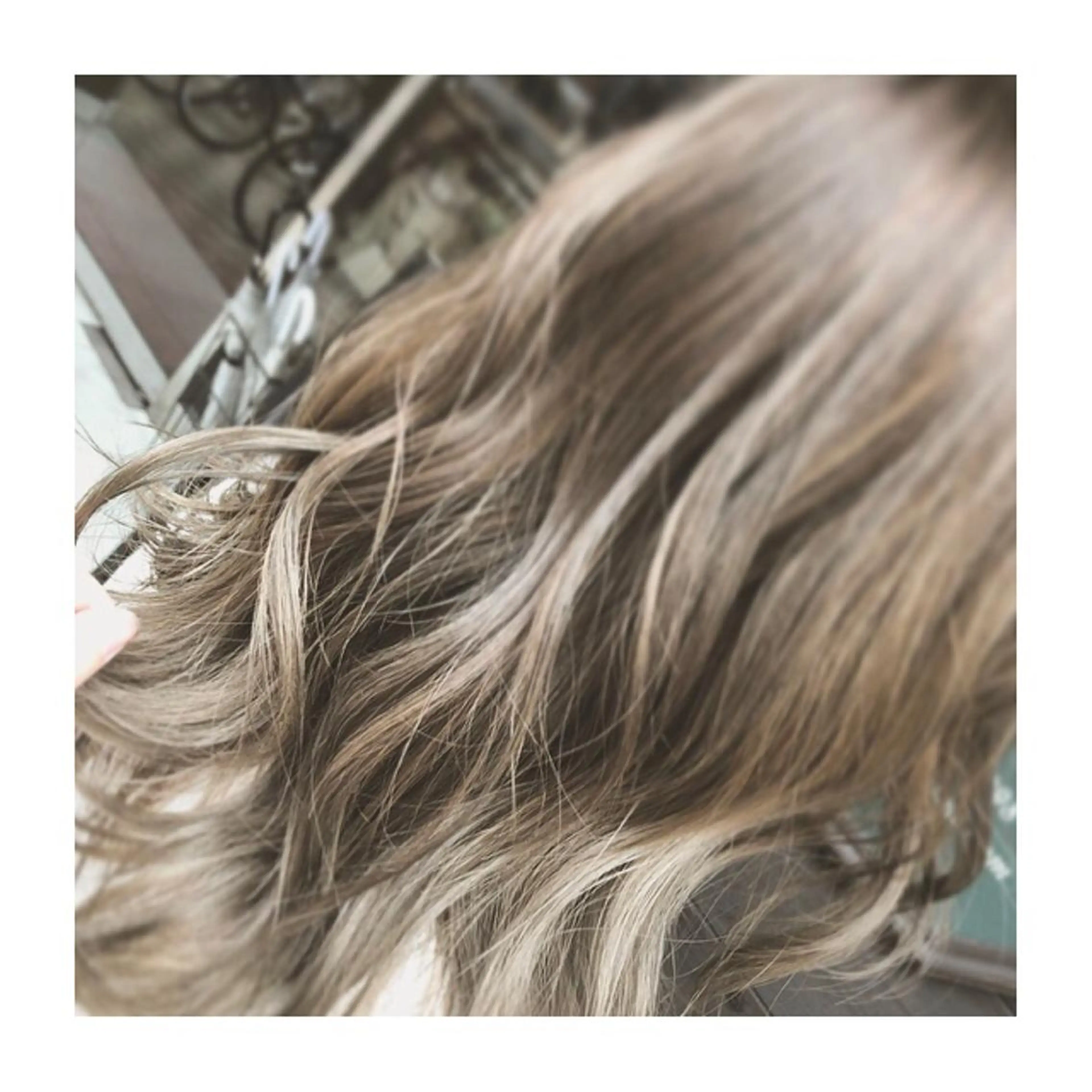 ミディアム カラー ヘアアレンジ ベージュカラー セピアベージュ 小國 綾かのヘアスタイル