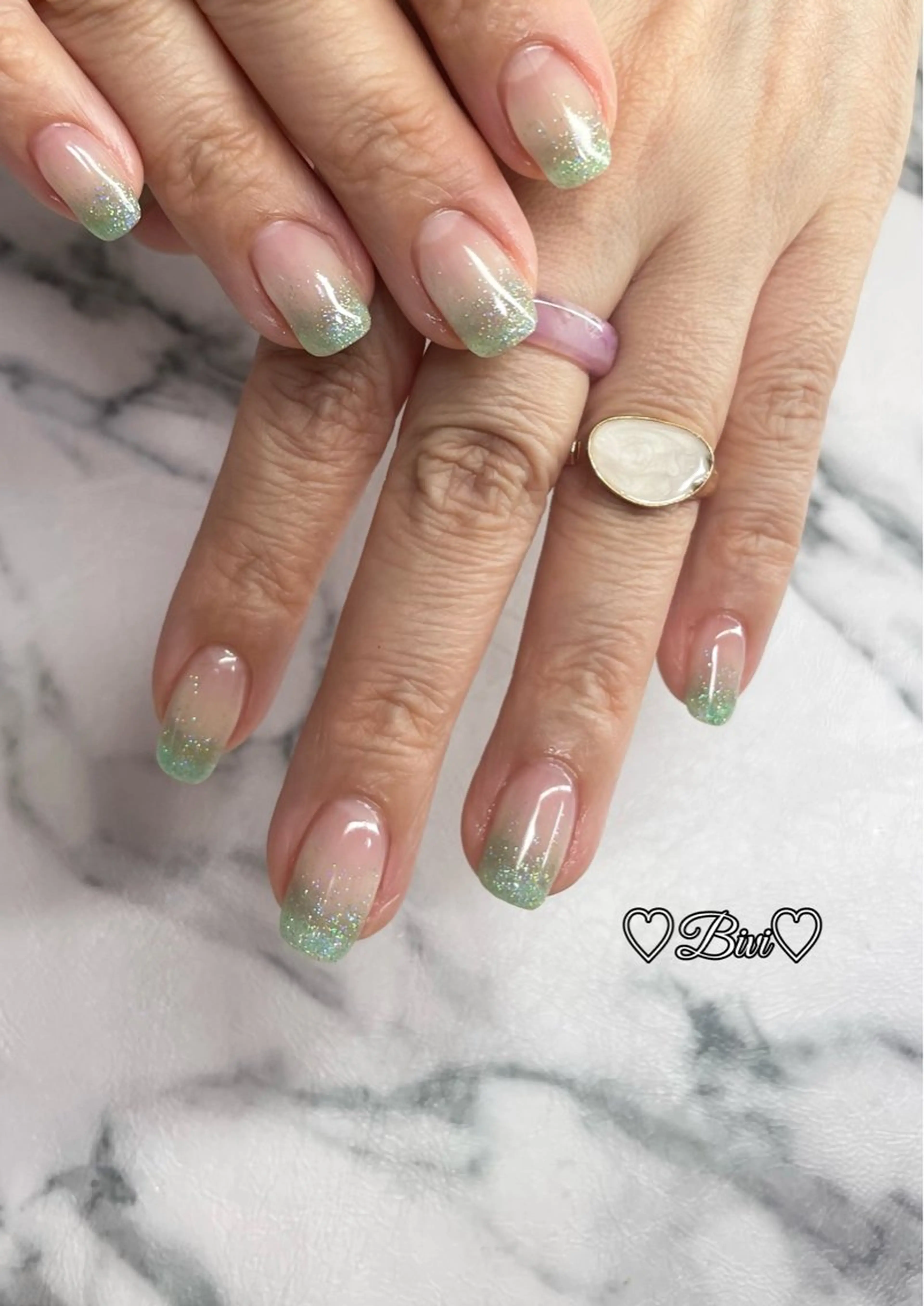 ネイル アートネイル フラッシュネイル グラデーション ラメ(グリッター) シルバー ハンドネイル ハンドケア ♡Bivi♡自爪に 優しいネイルサロンのネイルデザイン