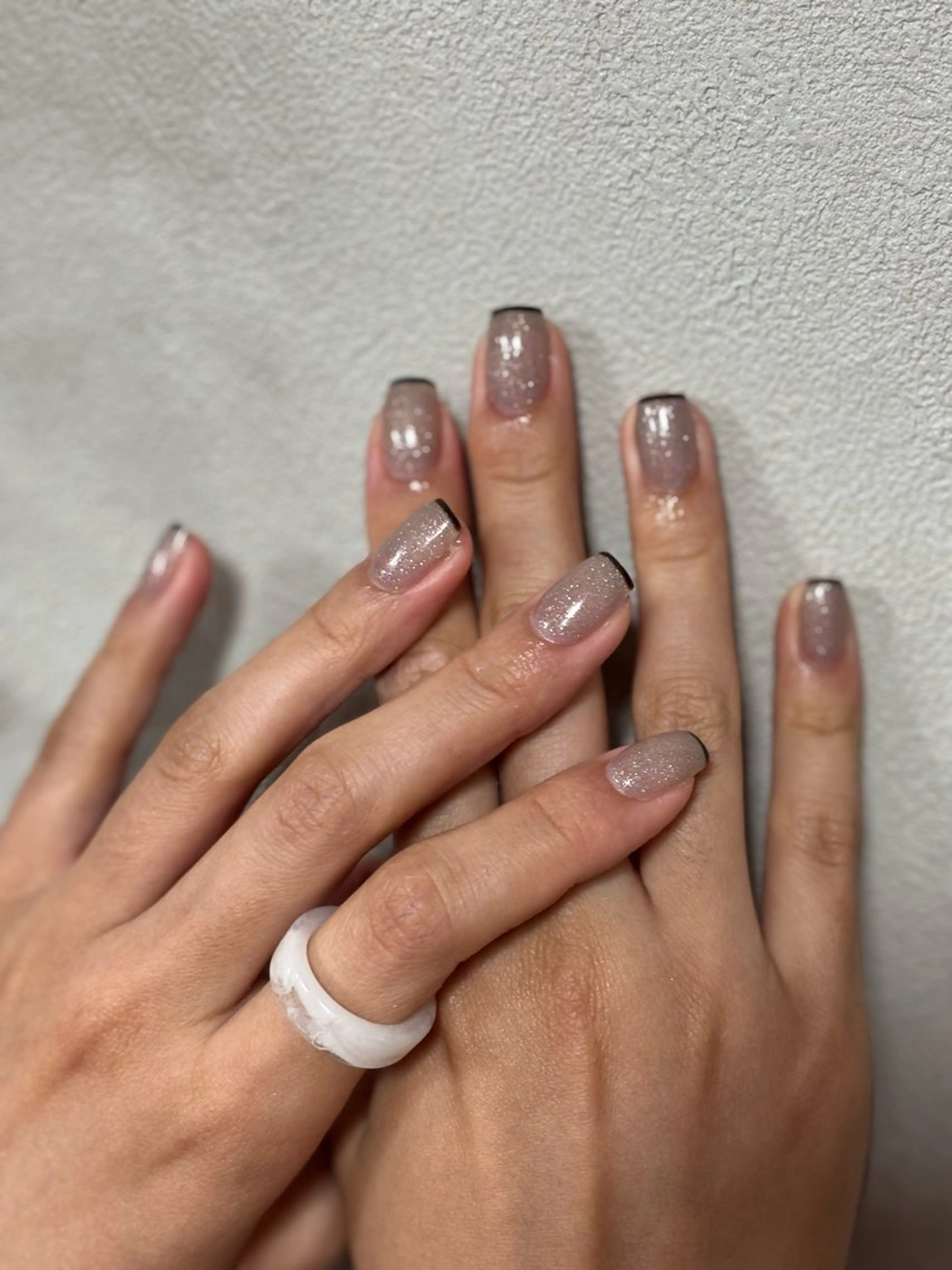ネイル ブラウン フレンチネイル ラメ(グリッター) オフィスネイル シンプルネイル ハンドネイル ハンドケア 🎀NAIL🎀 AI🪄︎︎◝✩のネイルデザイン