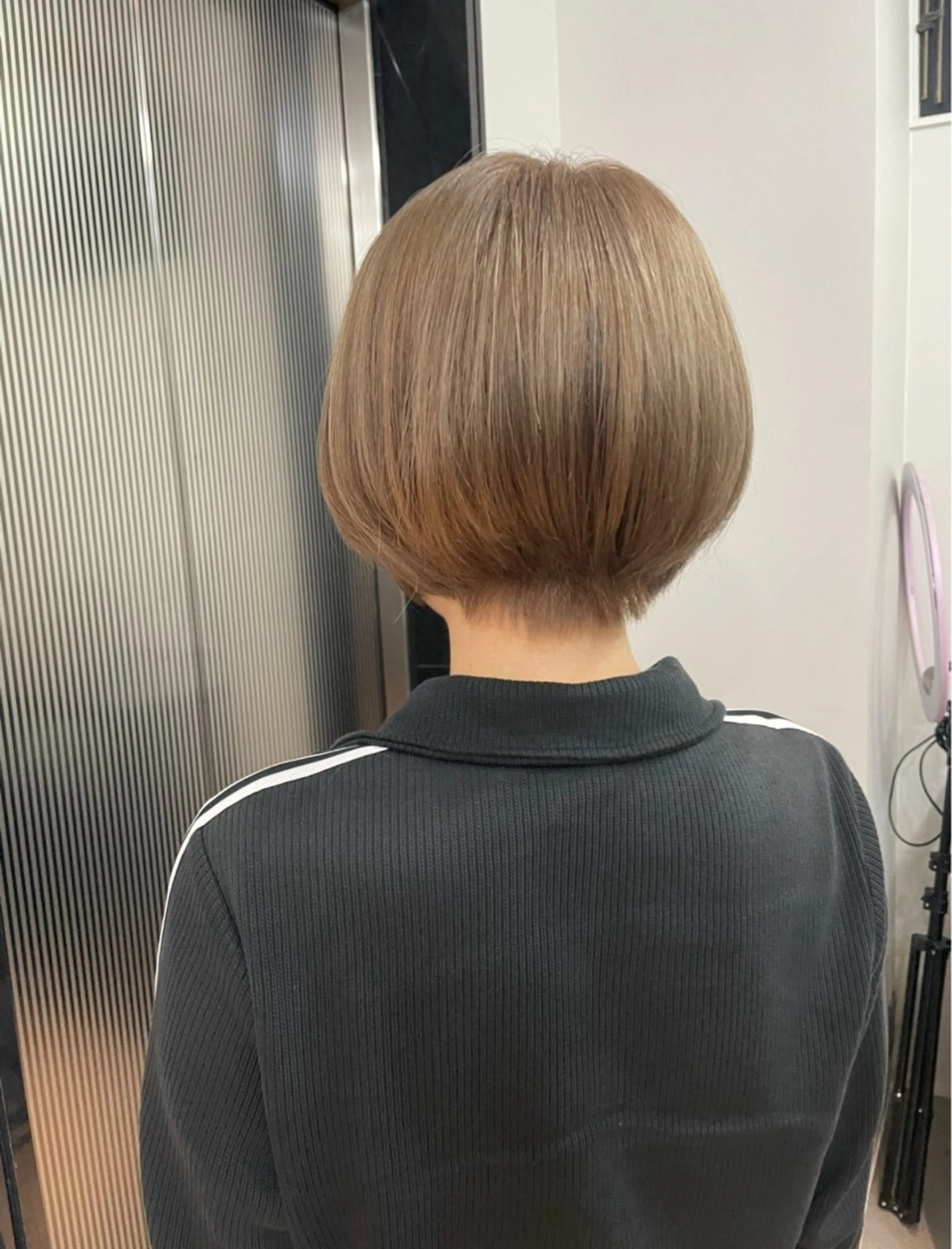 ショート カラー 丸みショート ベージュカラー ハイトーンカラー ハイトーンベージュ ショートヘア カット ヘアカラー トリートメント One By The Ect所属・ショート/脱白髪染め ☆宇﨑悠実のヘアスタイル
