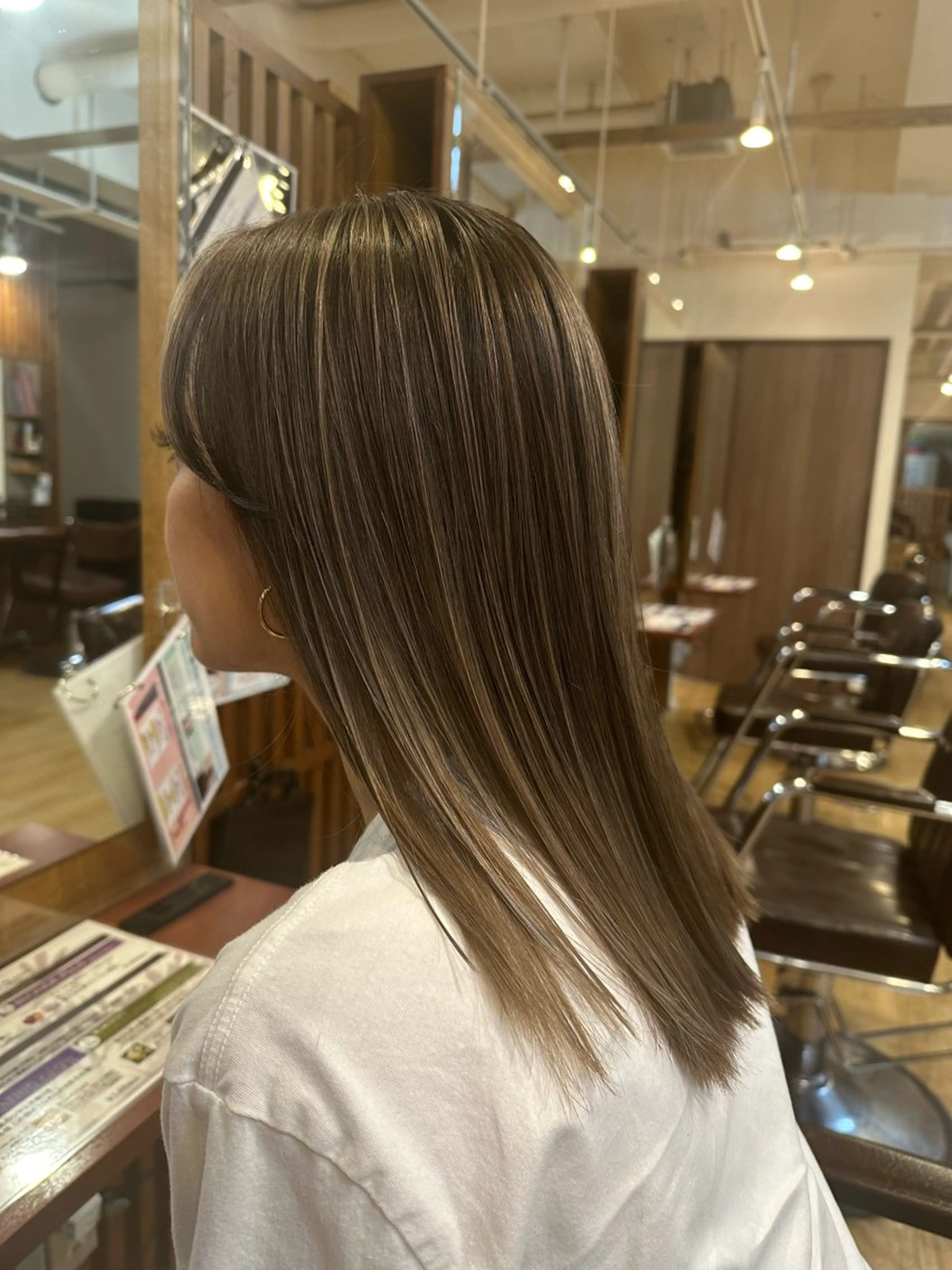 セミロング カラー バレイヤージュ レイヤーカット カット ヘアカラー 海外ガール ハイトーン　竹井俊介のヘアスタイル