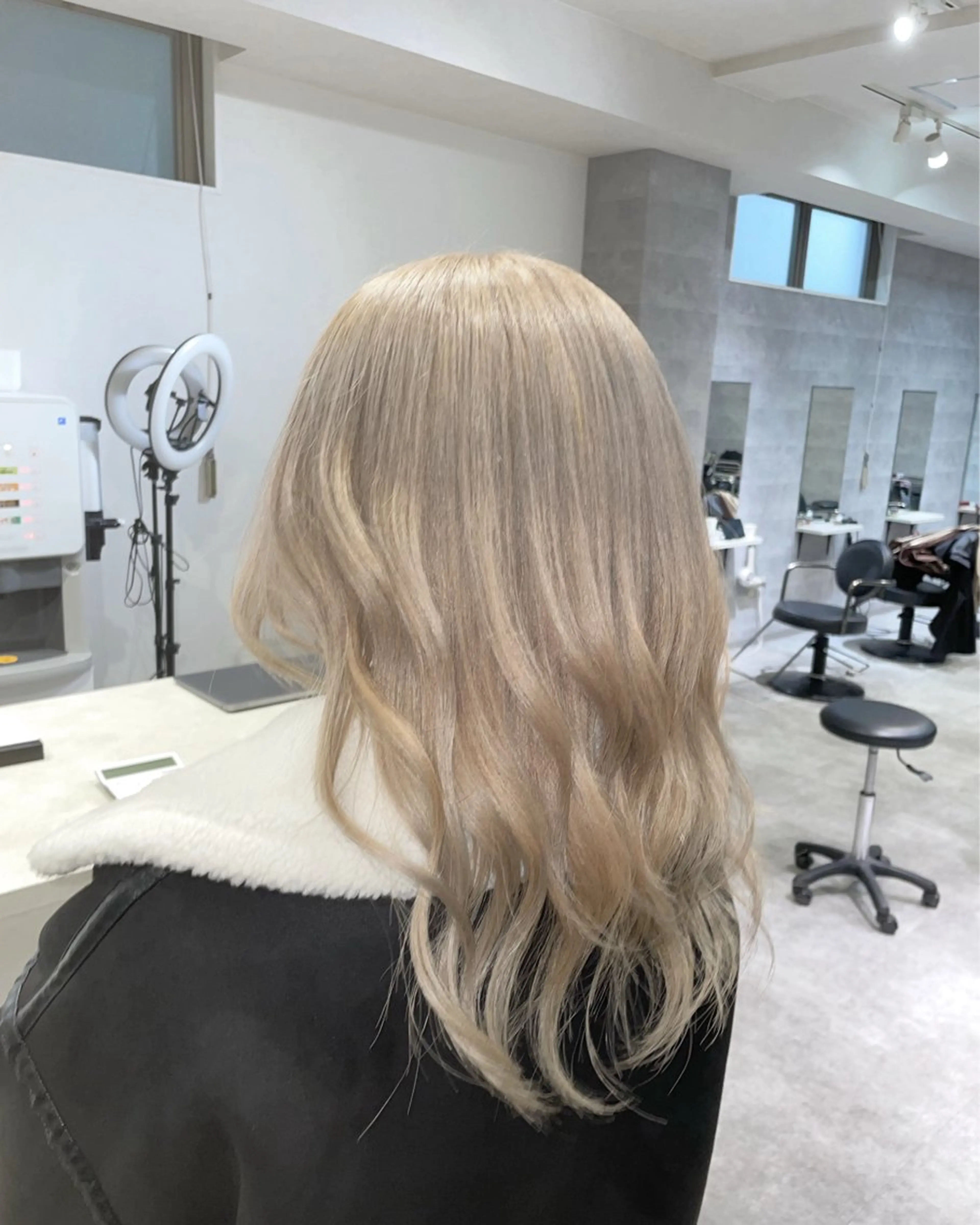 セミロング カラー _WHITE難波店【アンダーバーホワイト】所属・鬼塚脇 一輝のヘアスタイル