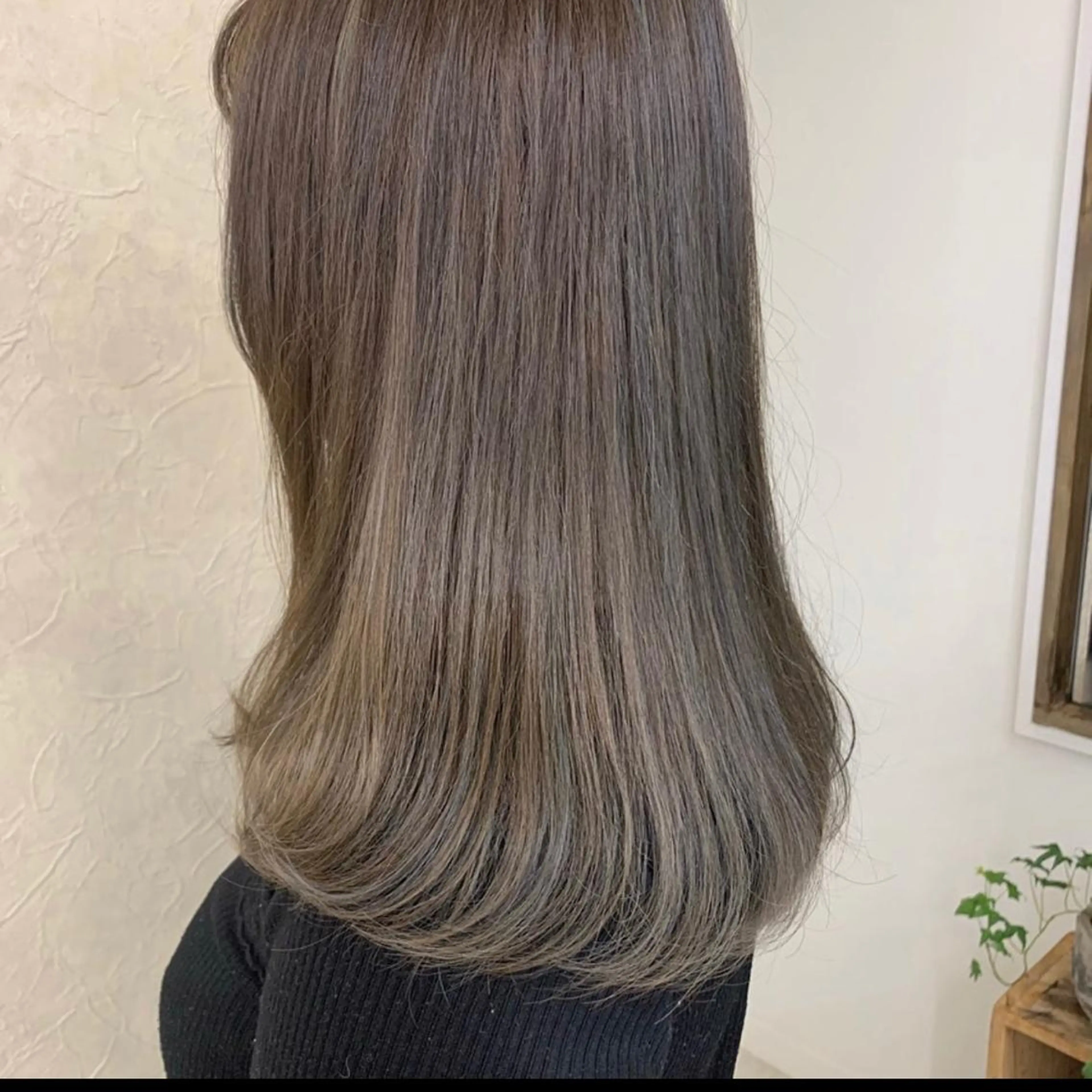 セミロング カラー ヘアアレンジ ベージュカラー ハイライトカラー オリーブベージュ ハイライト タカミ荒子店所属・眉毛ワックス konomiの眉毛・アイブロウイメージ