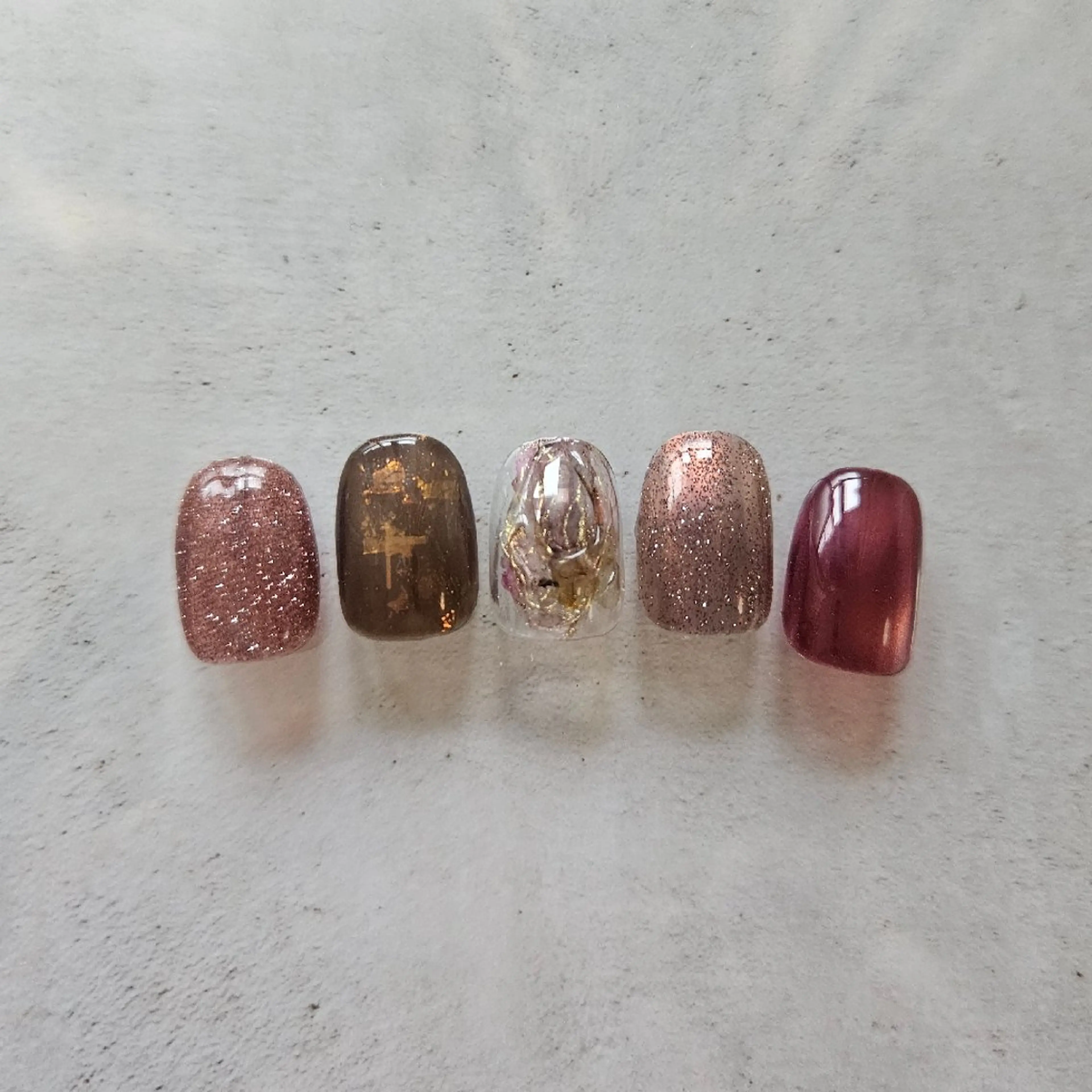 ネイル キラキラネイル 赤色 冬ネイル クリスマス ハンドネイル Nailsalon manoのネイルデザイン