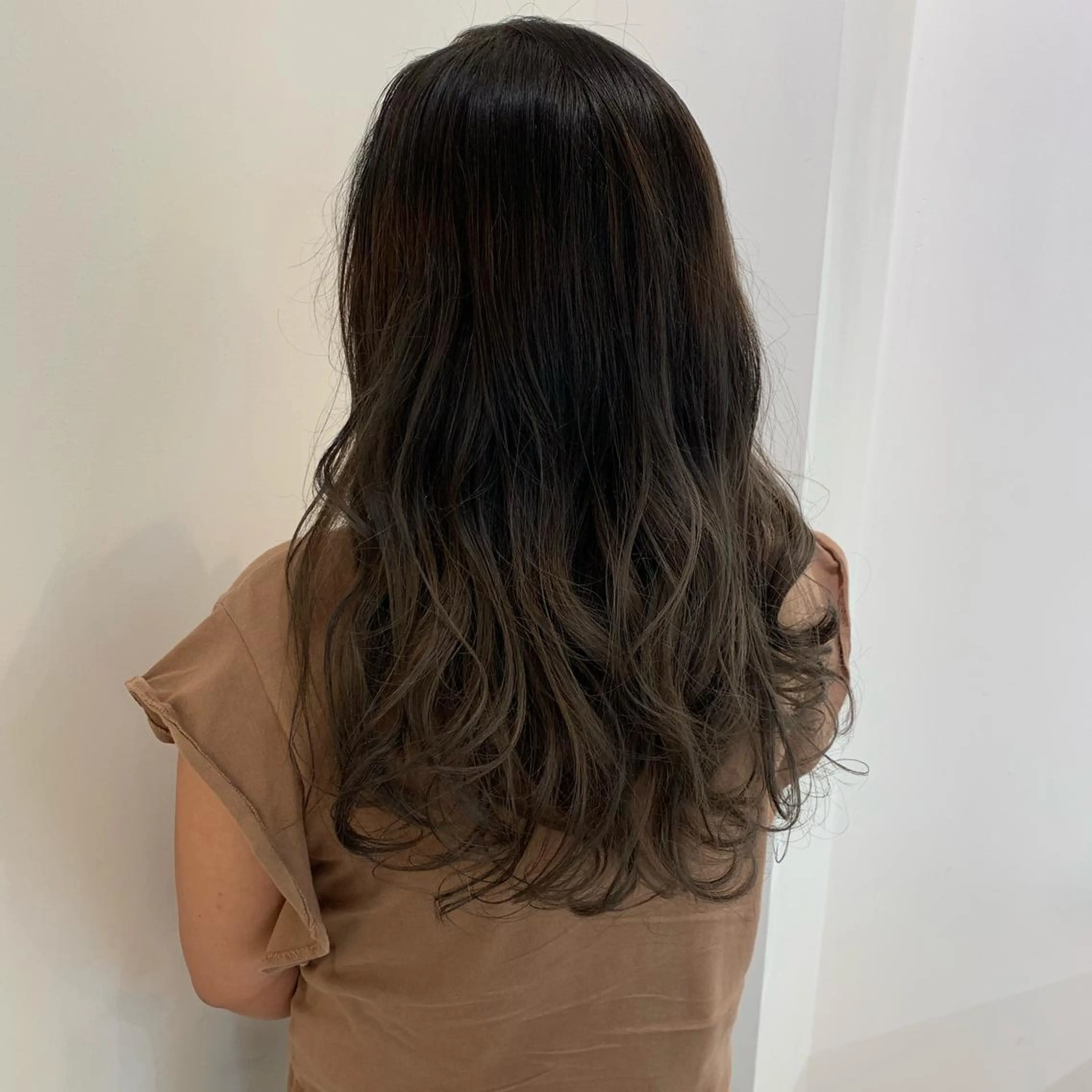 ロング ヘアカラー 津秋 朝美のヘアスタイル