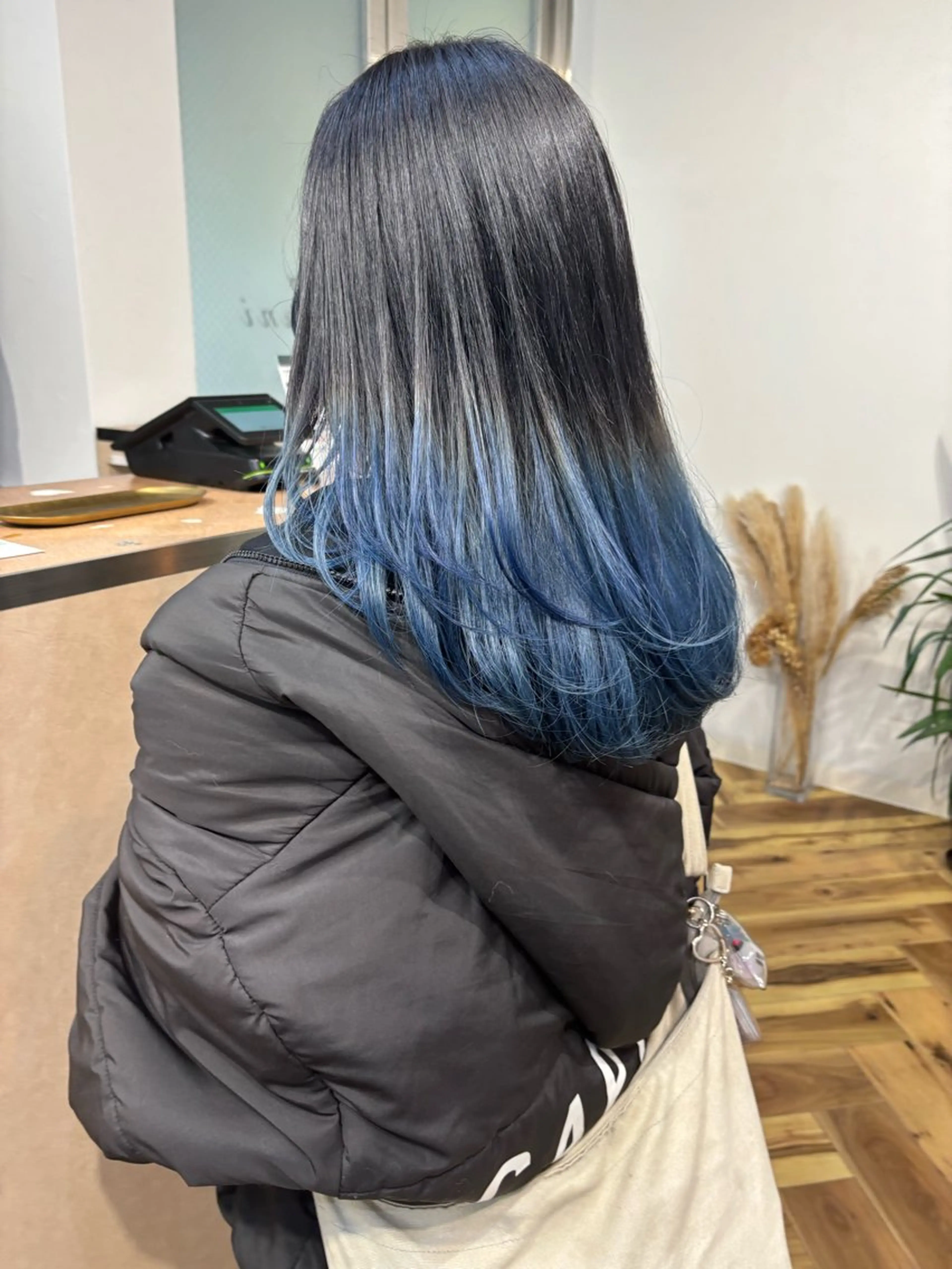 ロング カラー ブルーカラー グラデーションカラー レイヤーカット ヘアカラー トリートメント lani hair salon所属・SHOTO ハイトー ン/デザインカラーのヘアスタイル