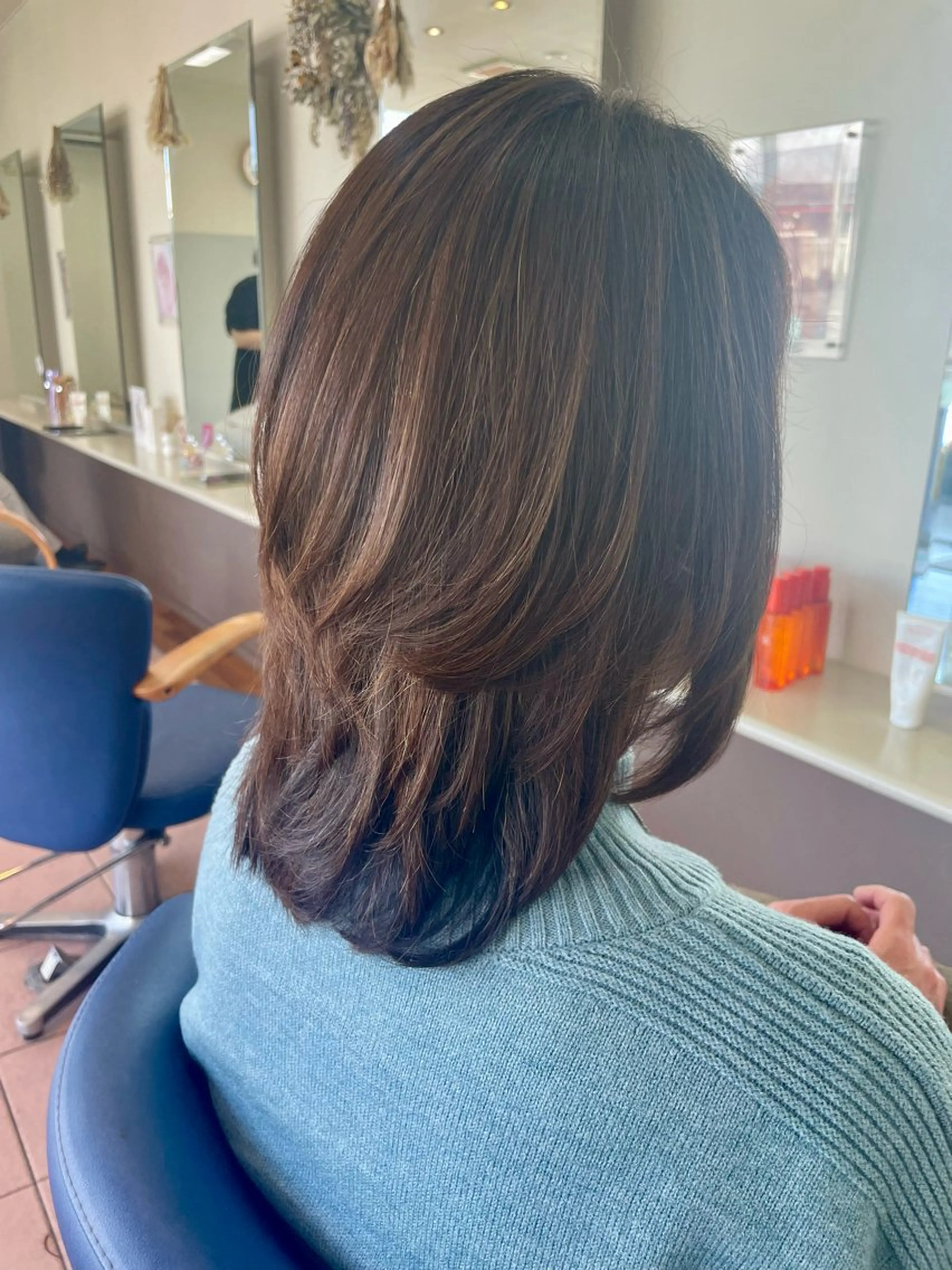 ミディアム レイヤーカット attrice杉山 綾乃のヘアスタイル
