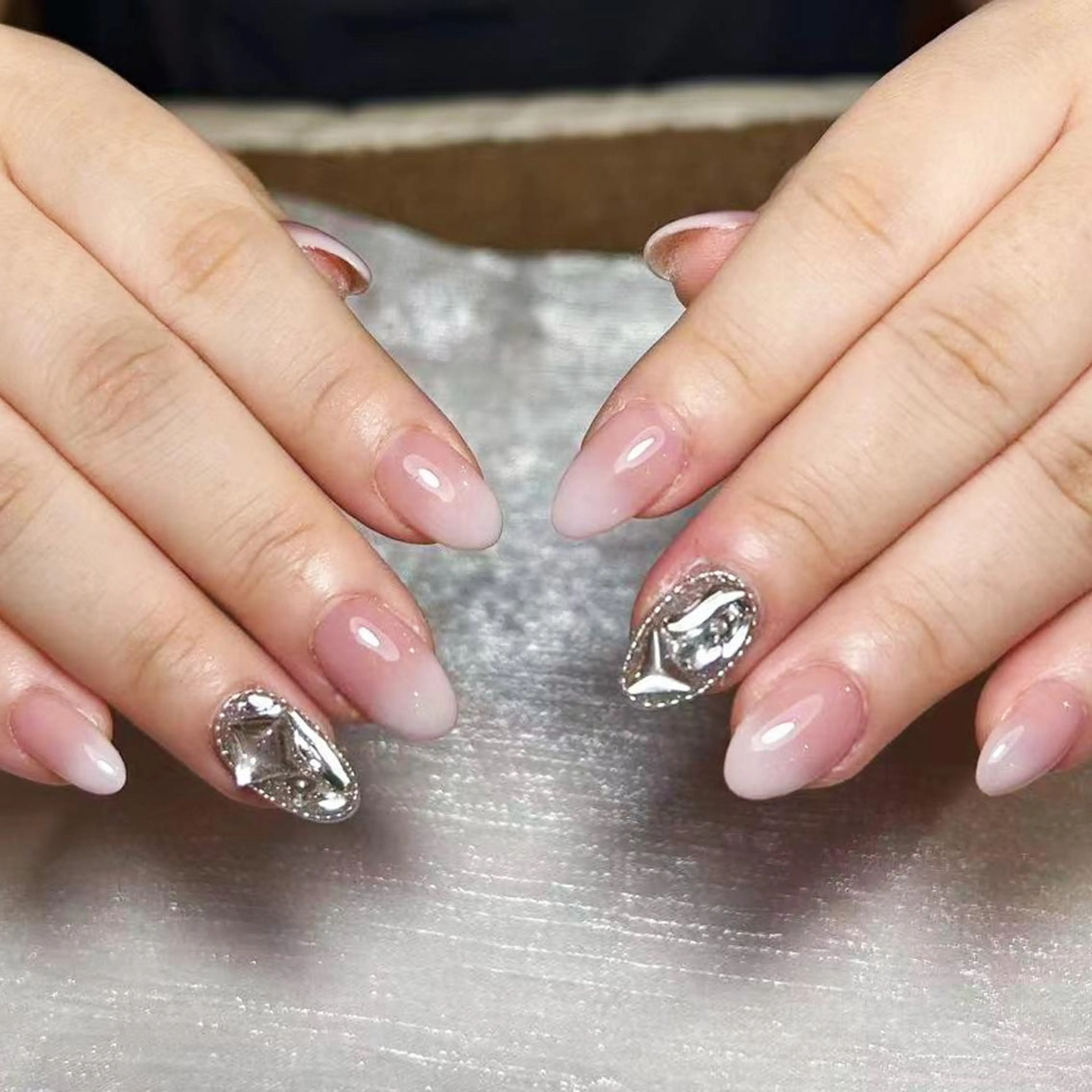 ネイル アートネイル オーロラネイル ガーリー キラキラネイル 韓国ネイル ハンドネイル DIAMOND 💅のネイルデザイン