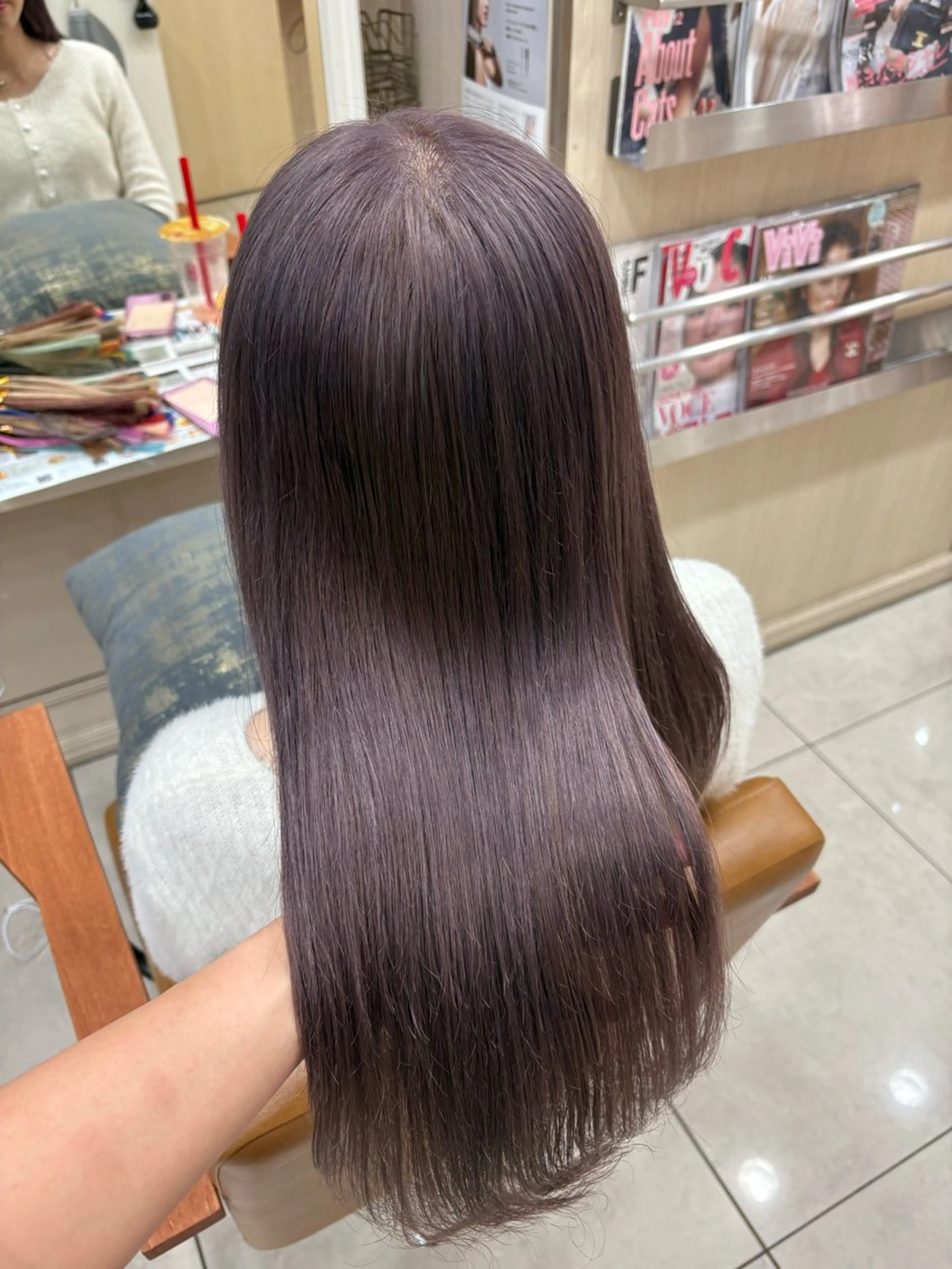 ロング カラー ハイトーンカラー ラベンダーカラー ラベンダーグレー ヘアカラー ブロンドケアブリーチ カラーシールエクステのヘアスタイル