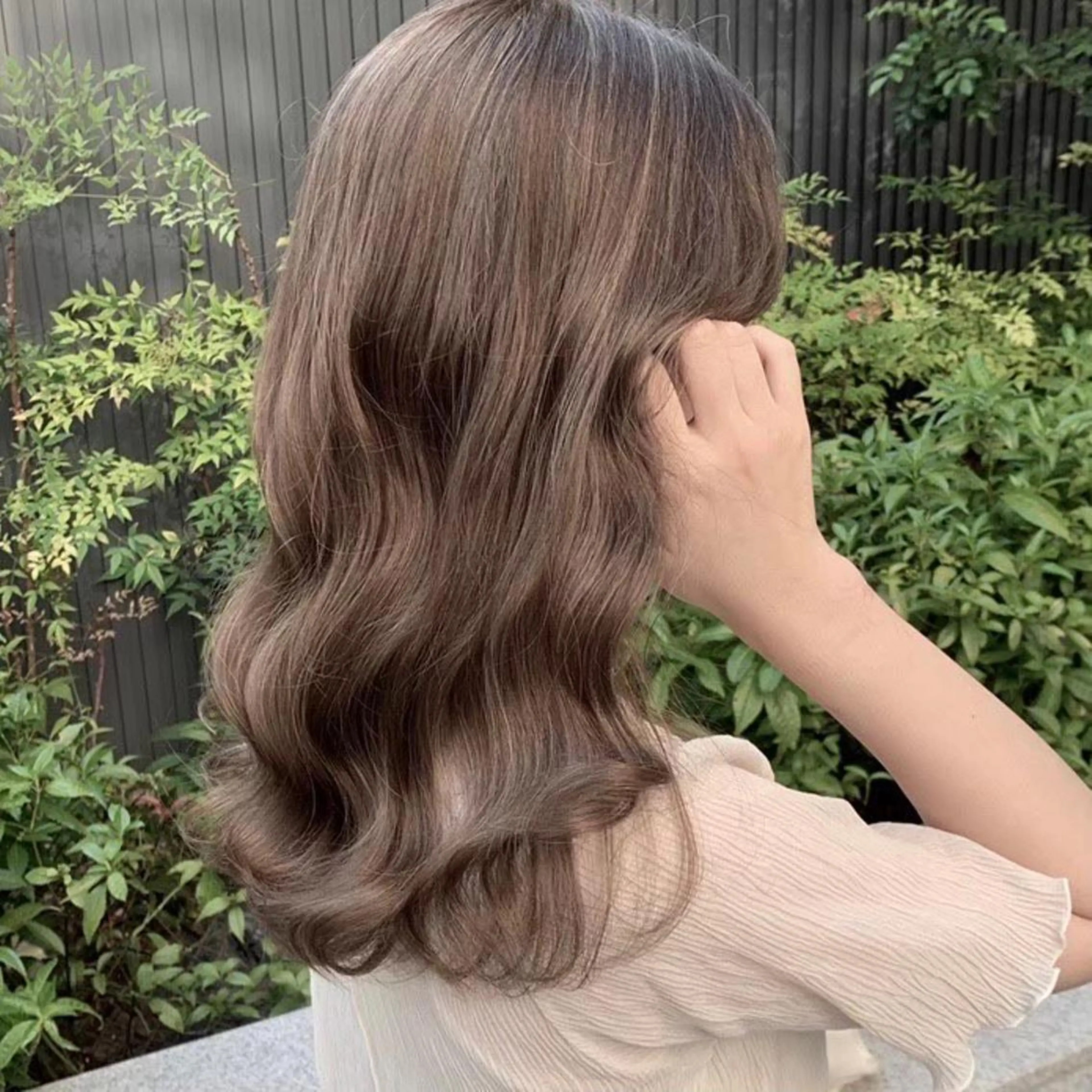セミロング ボブ 斜めバング 外国人風カラー 伸ばしかけ ハイライト カット ヘアカラー トリートメント ＿WHITE鳳店 アンダーバーホワイトのヘアスタイル