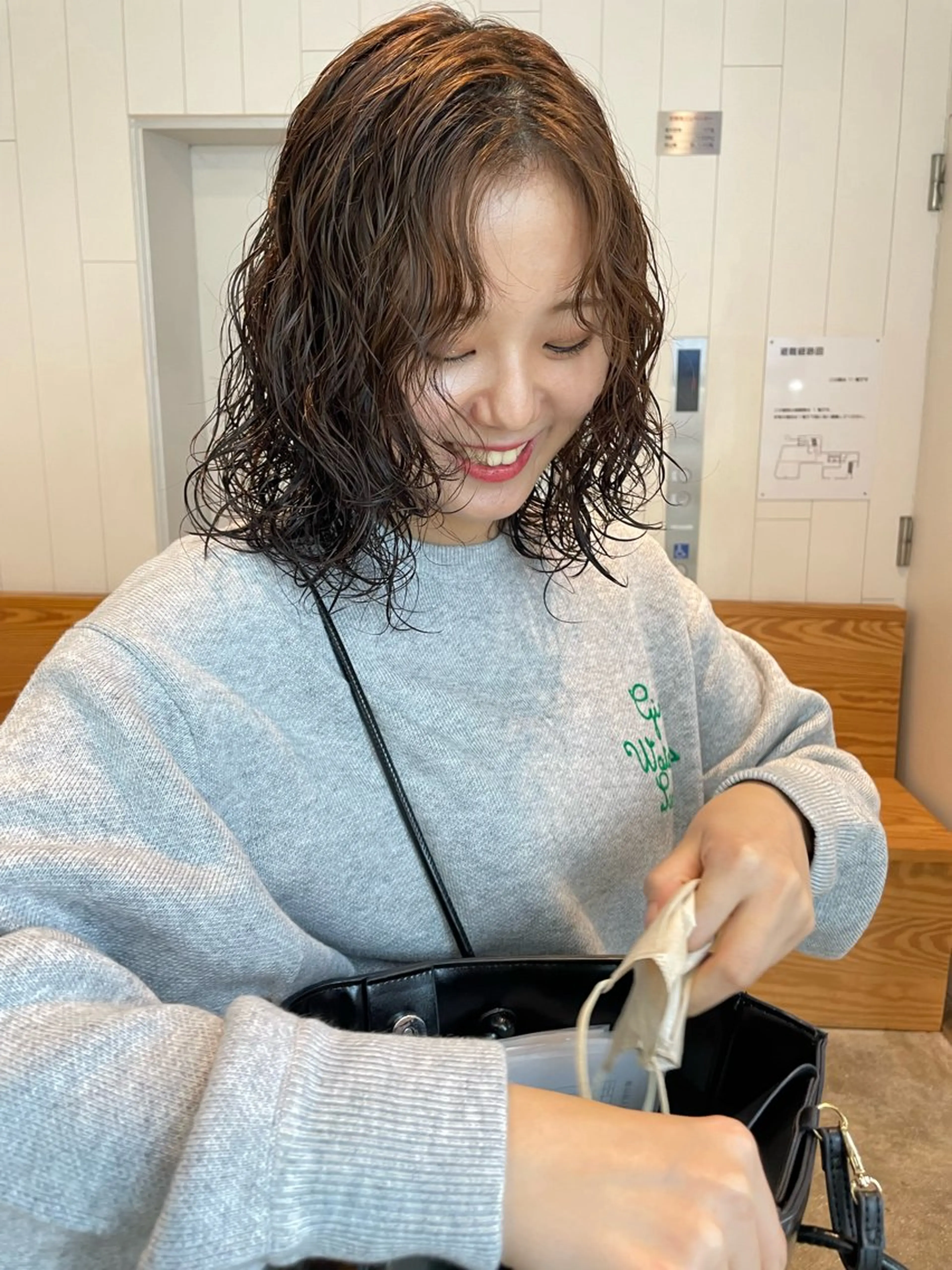 ミディアム カラー パーマ ミディアムレイヤー ミディアムパーマ レイヤーカット カット ヘアカラー パーマ トリートメント Kouta/似合わせ /パーマ/カラーのヘアスタイル
