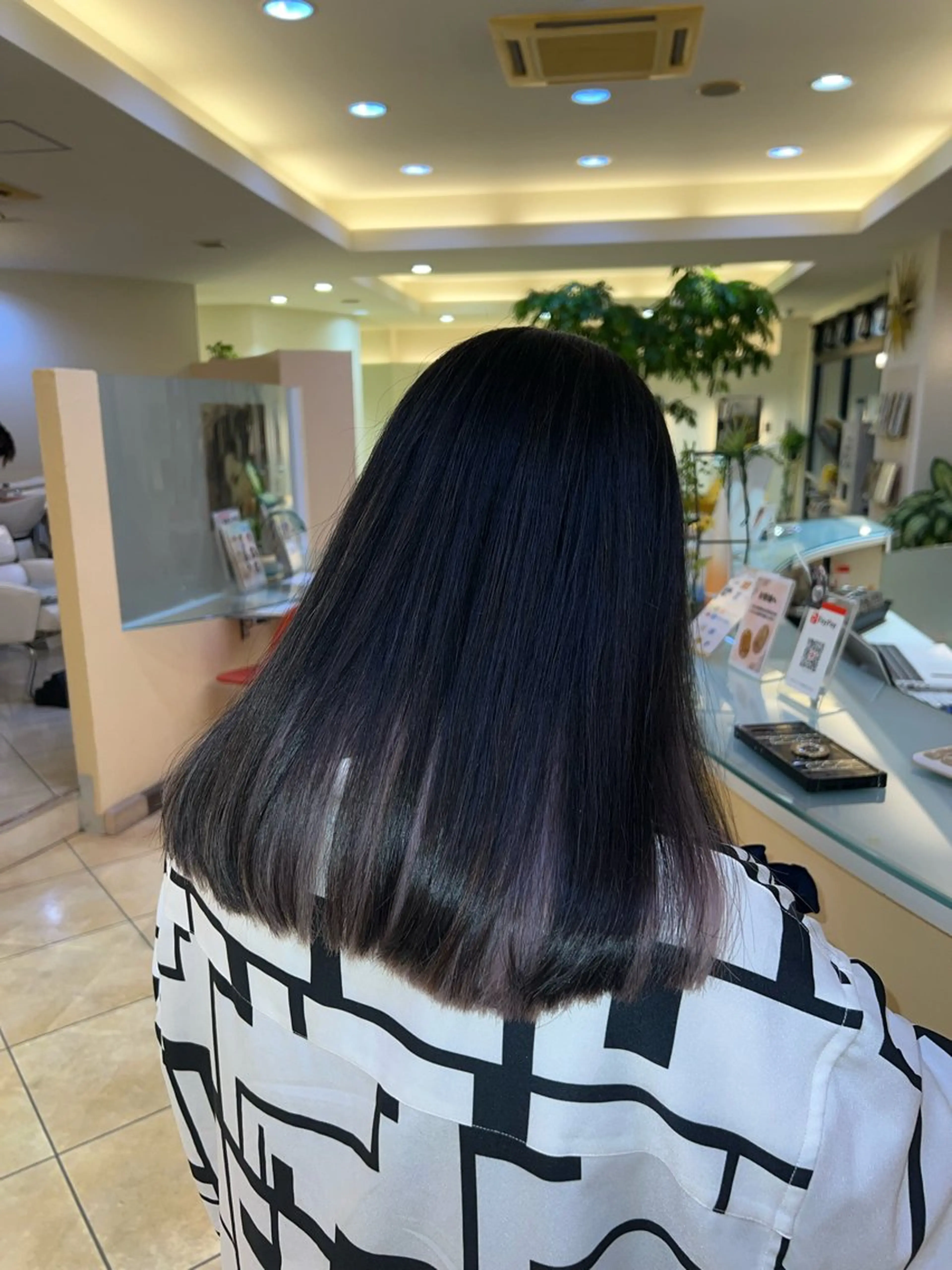セミロング カラー ハイライトカラー ラベンダーカラー シルバー ハイライト «最高の髪質改善» 艶カラー 惠美のヘアスタイル