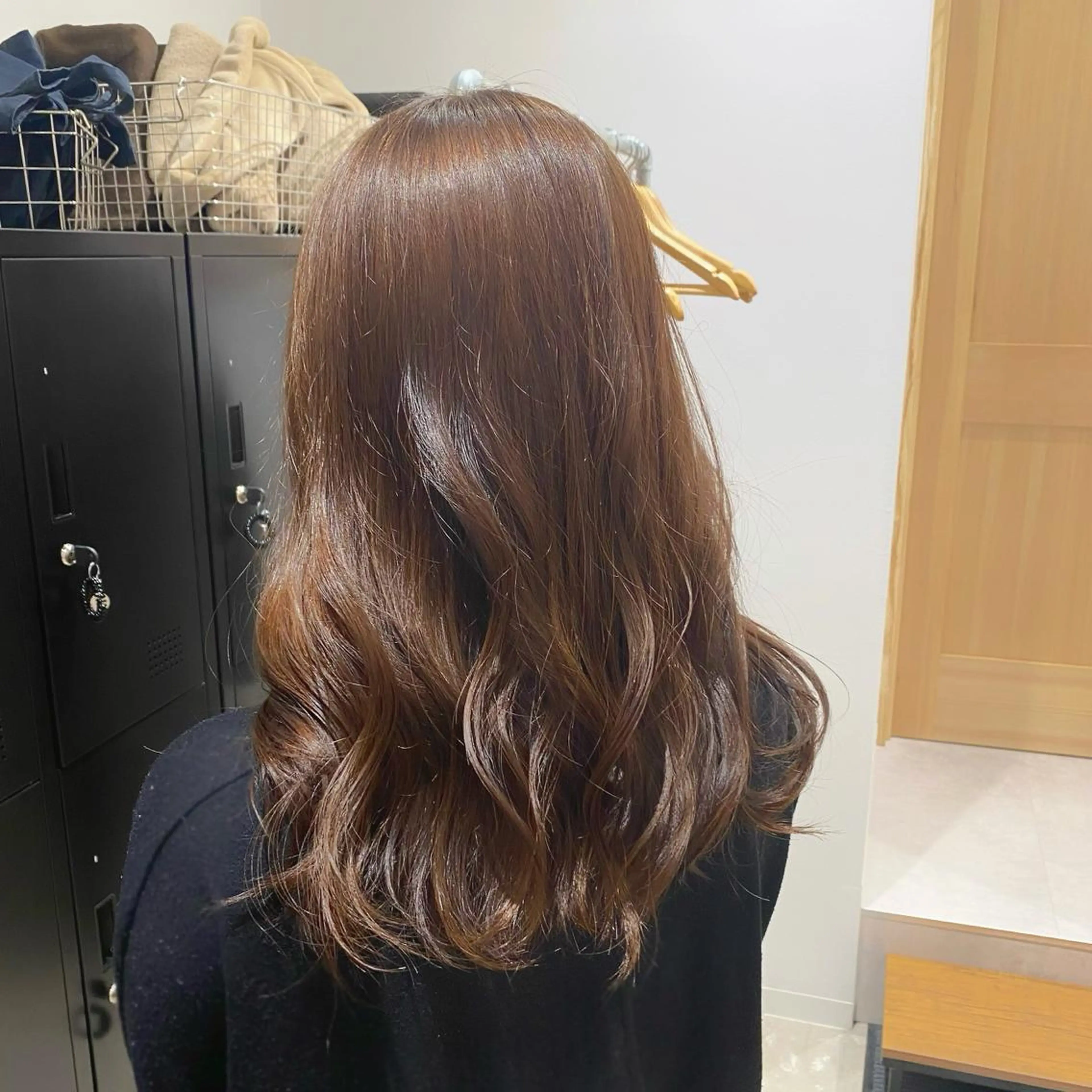 セミロング fumi🪞血色感 アップ艶カラーのヘアスタイル