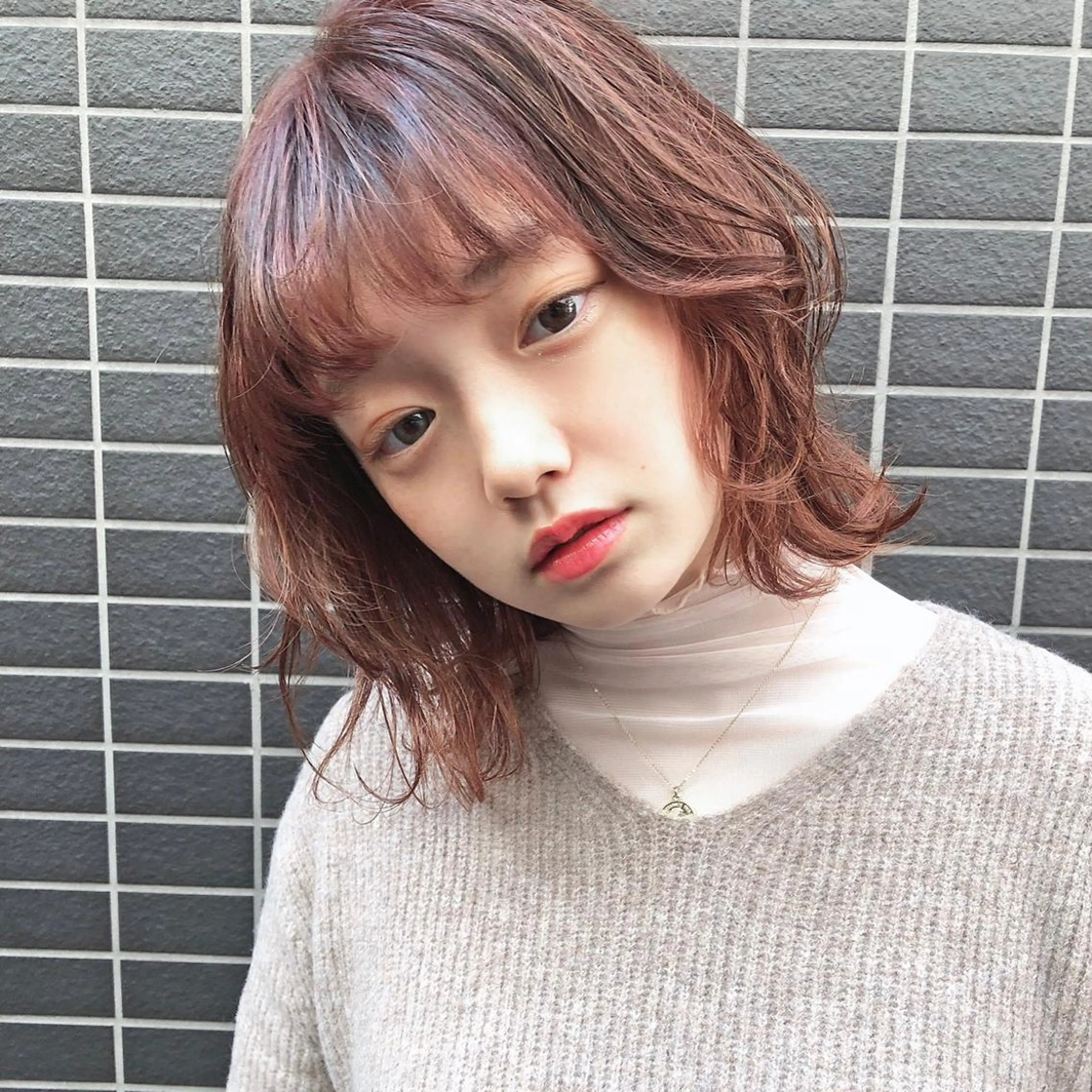ミディアム アッシュ 外ハネヘア カット ヘアカラー トリートメント KANA/ボブ/ インナーカラー/艶髪のヘアスタイル