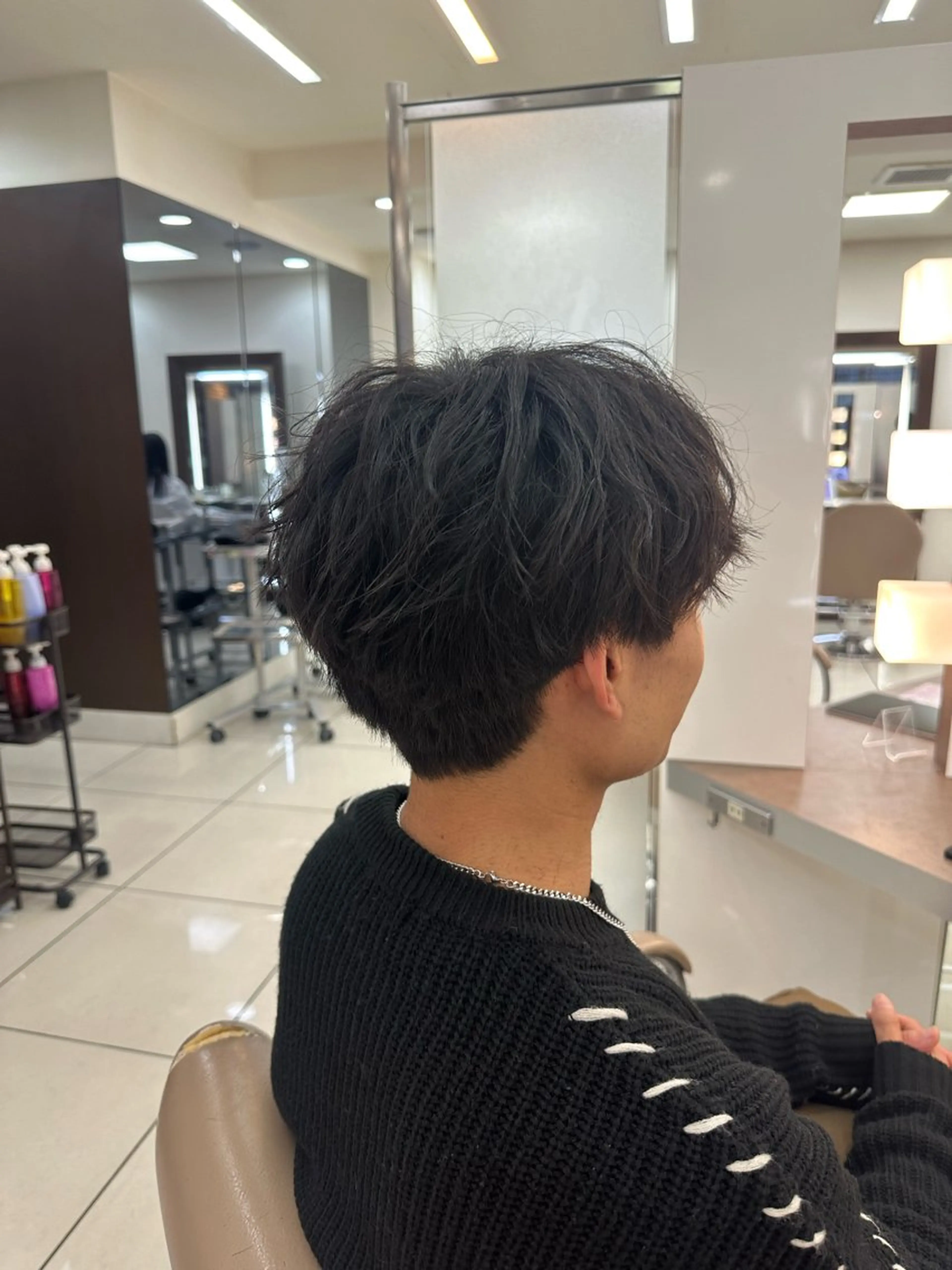 メンズ ラウンドマッシュシャ ドウニュアンスパーマのヘアスタイル