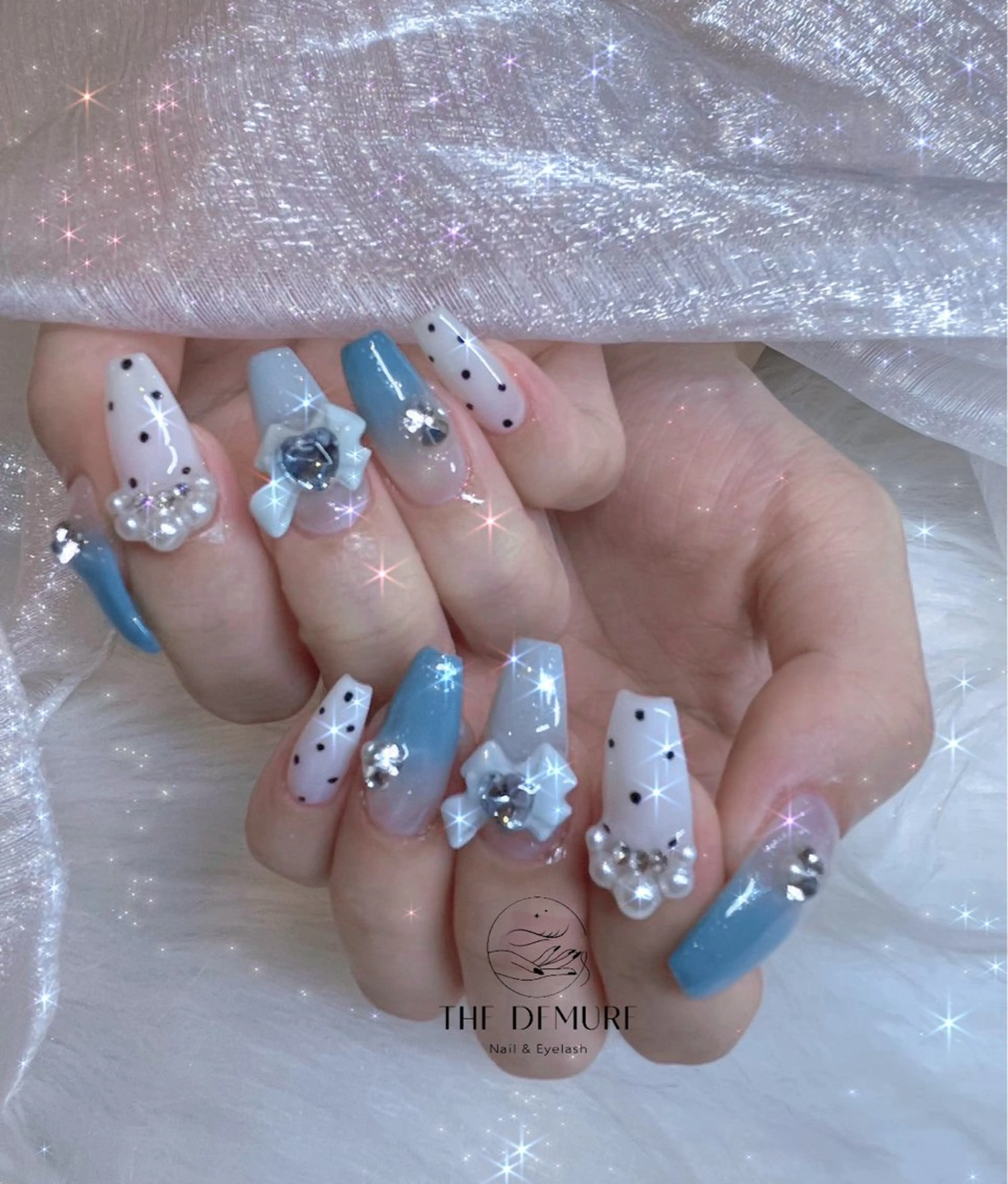ネイル アートネイル キラキラネイル 韓国ネイル 水色 ロングネイル ハンドネイル ハンドケア NailDemure 【銀座店】のネイルデザイン