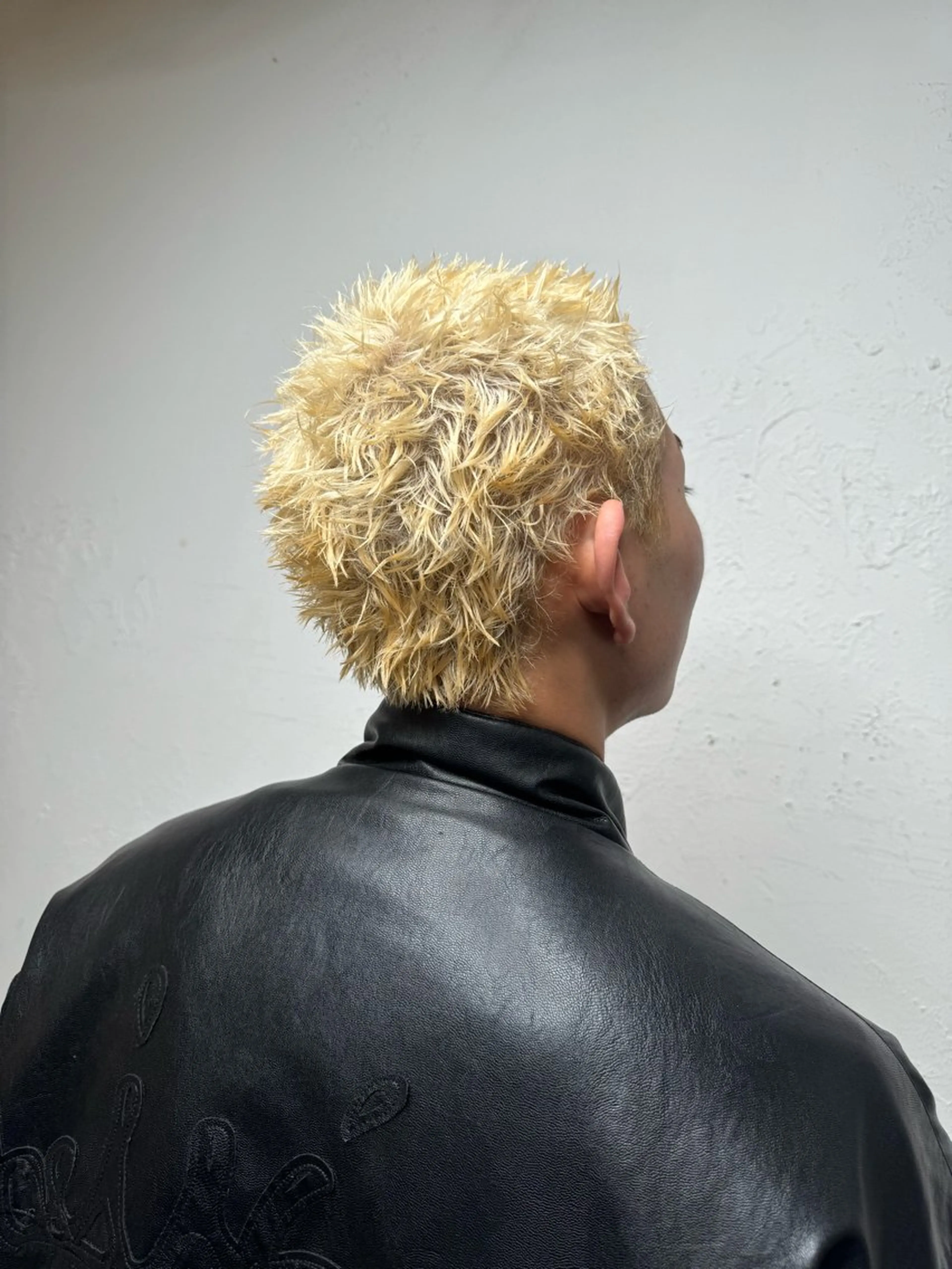 ショート カラー パーマ メンズ センターパート ダウンパーマ フェードカット メンズハイライト メンズパーマ カット ヘアカラー パーマ 💈メンズ特化💈 TASUKUのヘアスタイル