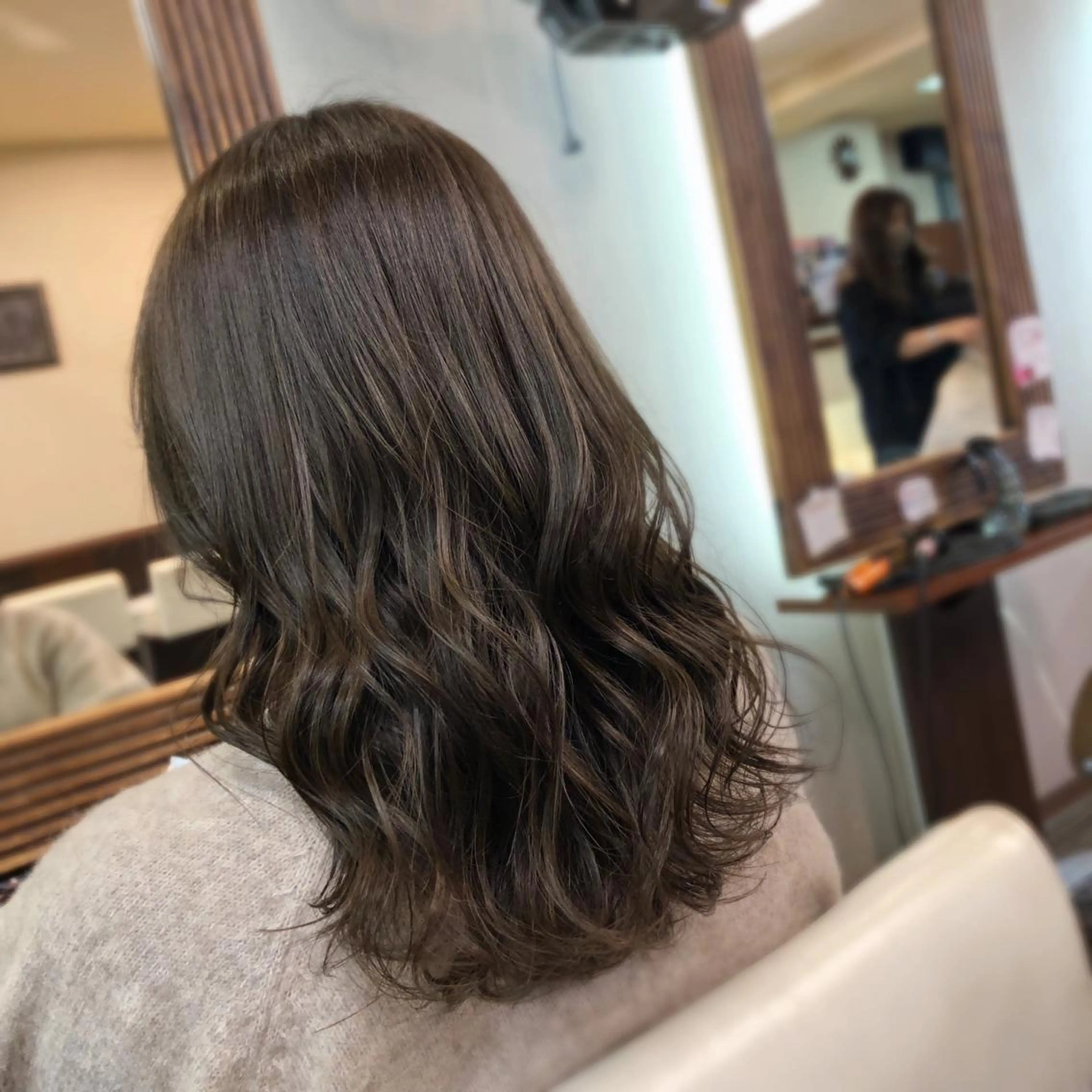 ミディアム カラー カット ヘアカラー トリートメント 山崎 絵莉香のヘアスタイル