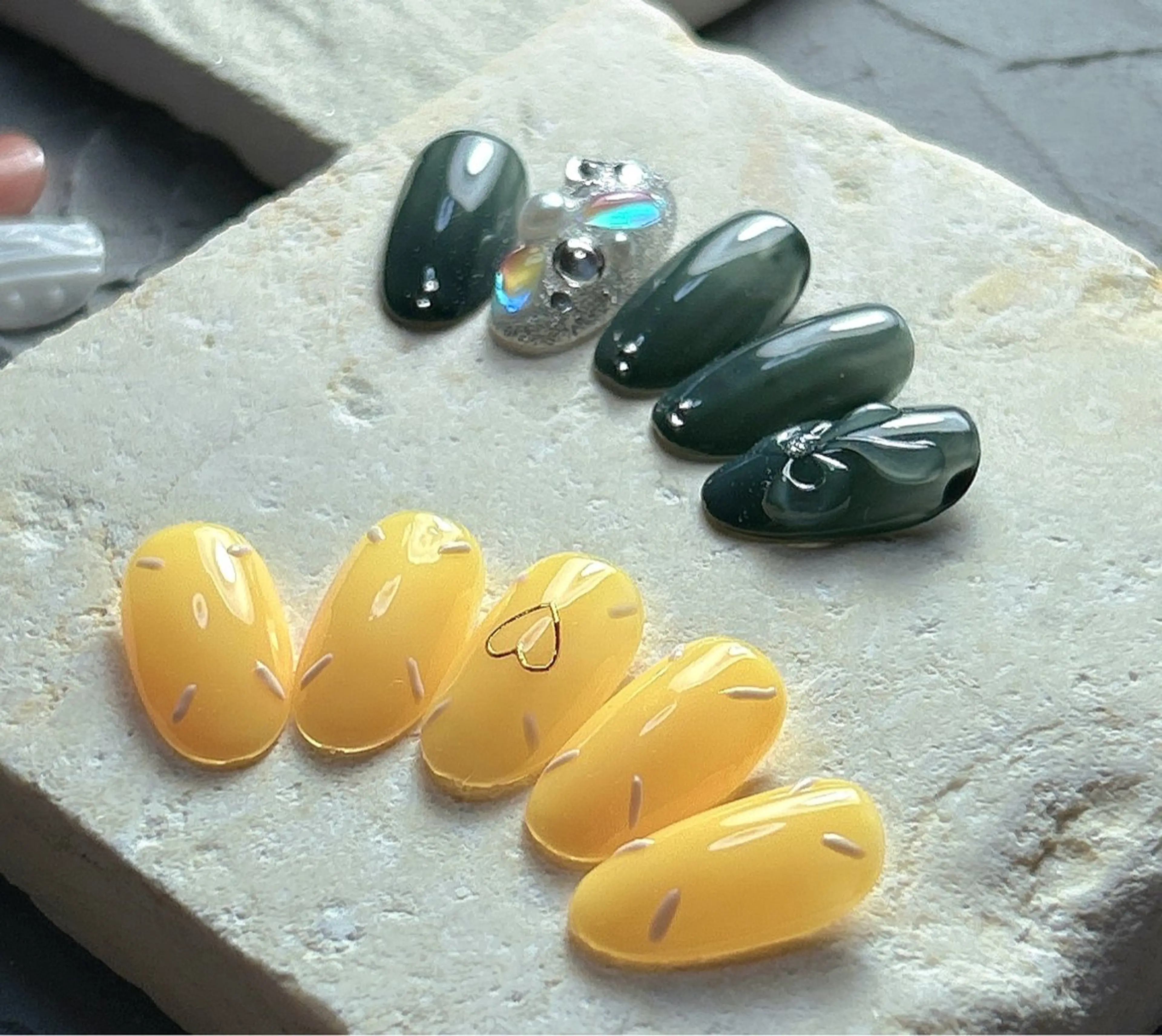 ネイル オフィスネイル 黄色 ハンドネイル Nailsalon MONA.のネイルデザイン