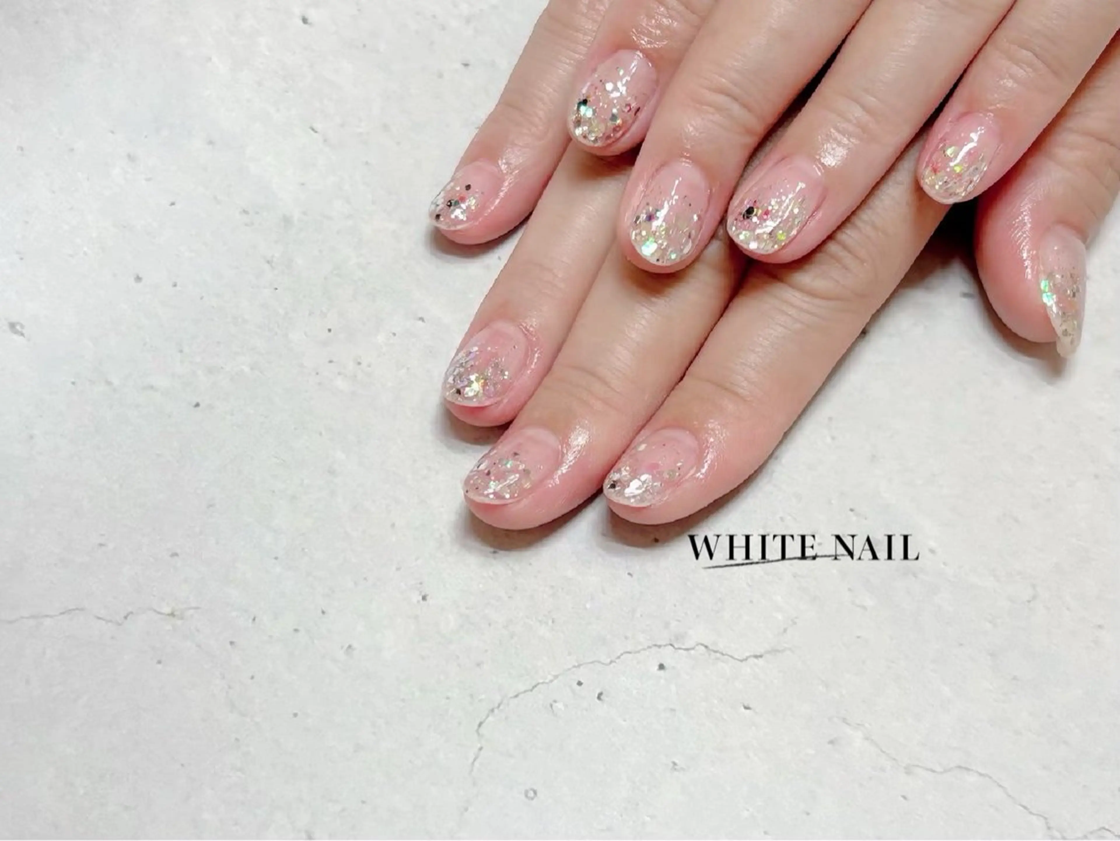 ネイル グラデーション ラメ(グリッター) ラメグラデーション ハンドネイル WHITE NAIL ホワイトネイルのネイルデザイン