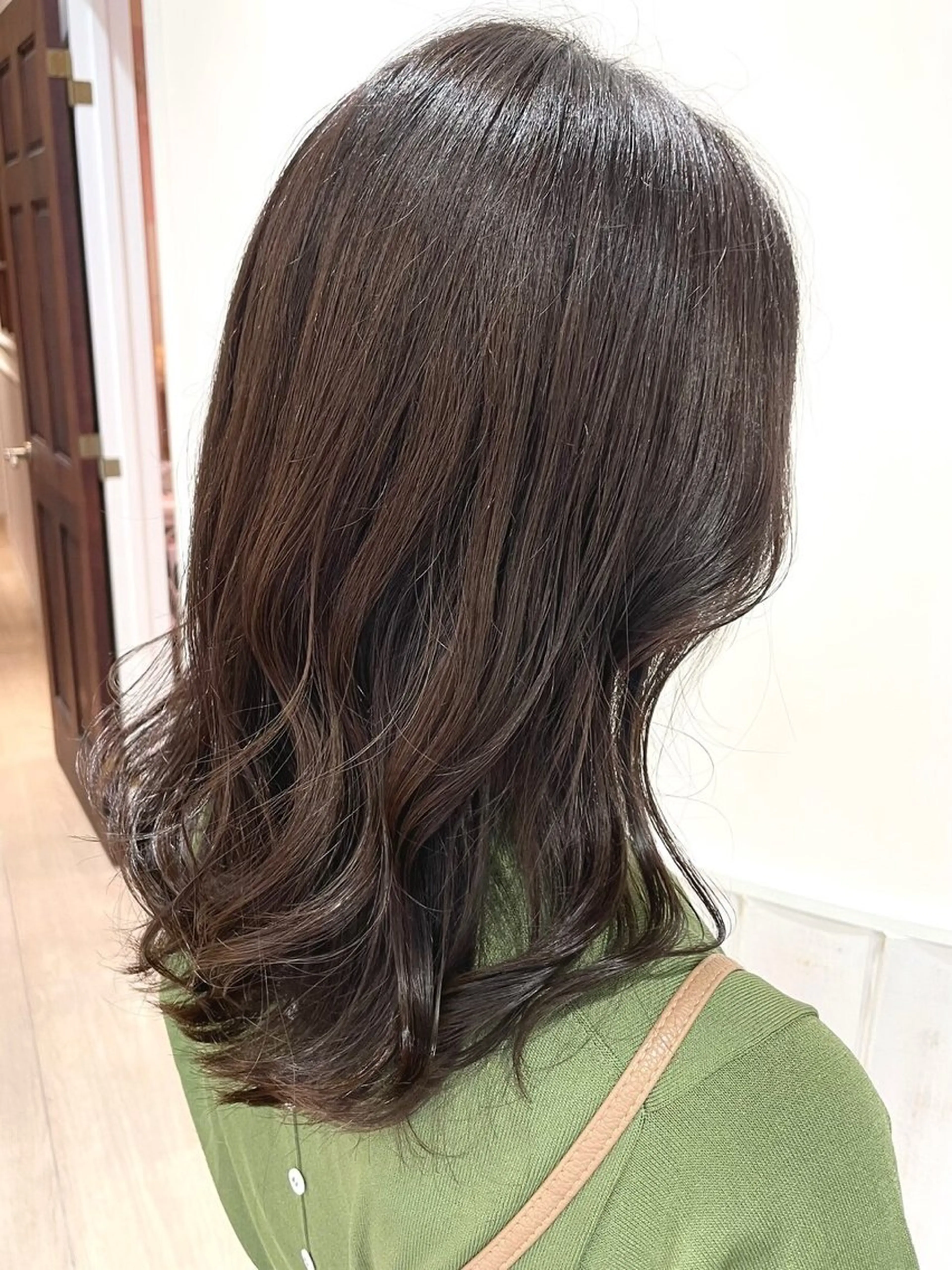セミロング カラー キッズ グレージュ オリーブグレージュ オリーブグレー カット ヘアカラー トリートメント 透け感カラー🌿 小島 りなのヘアスタイル