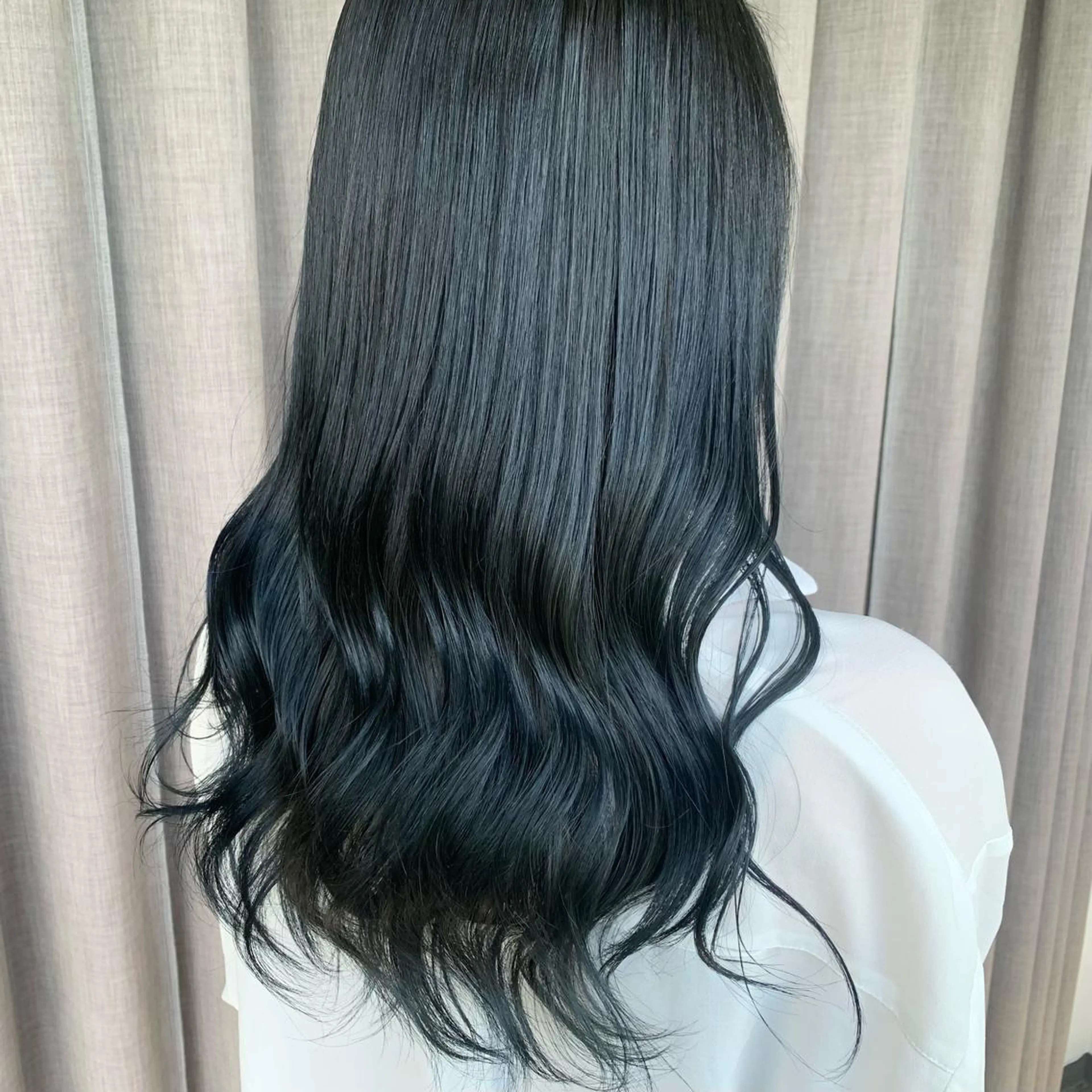 セミロング カラー 黒髪 ブルーカラー ブルーブラック ✅ケアブリーチ✅ トヨオカ ノブヒデのヘアスタイル