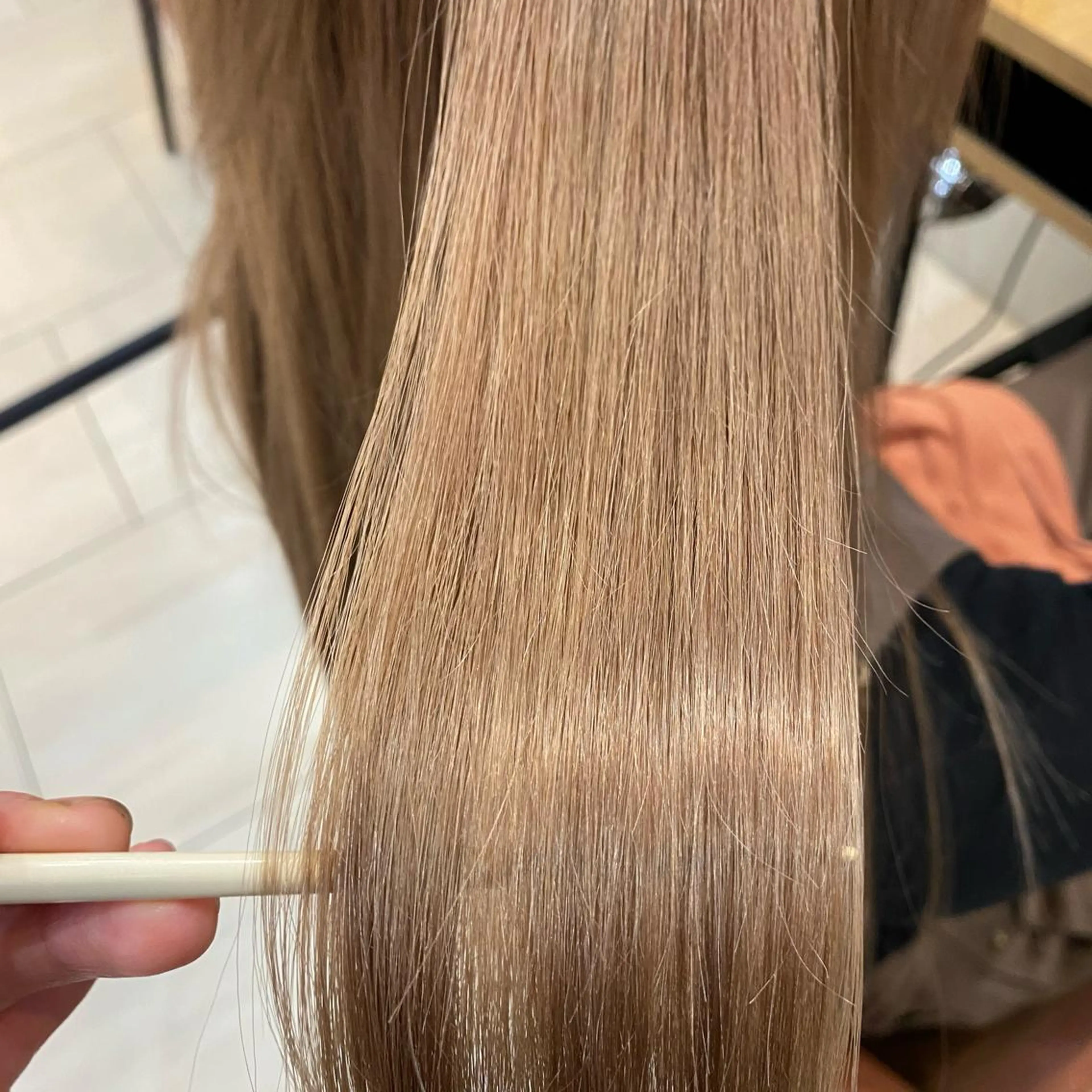 ロング カラー ベージュカラー ブリーチ トリートメント あやめ【顔まわり/レ イヤー/柔らかカラ】のヘアスタイル