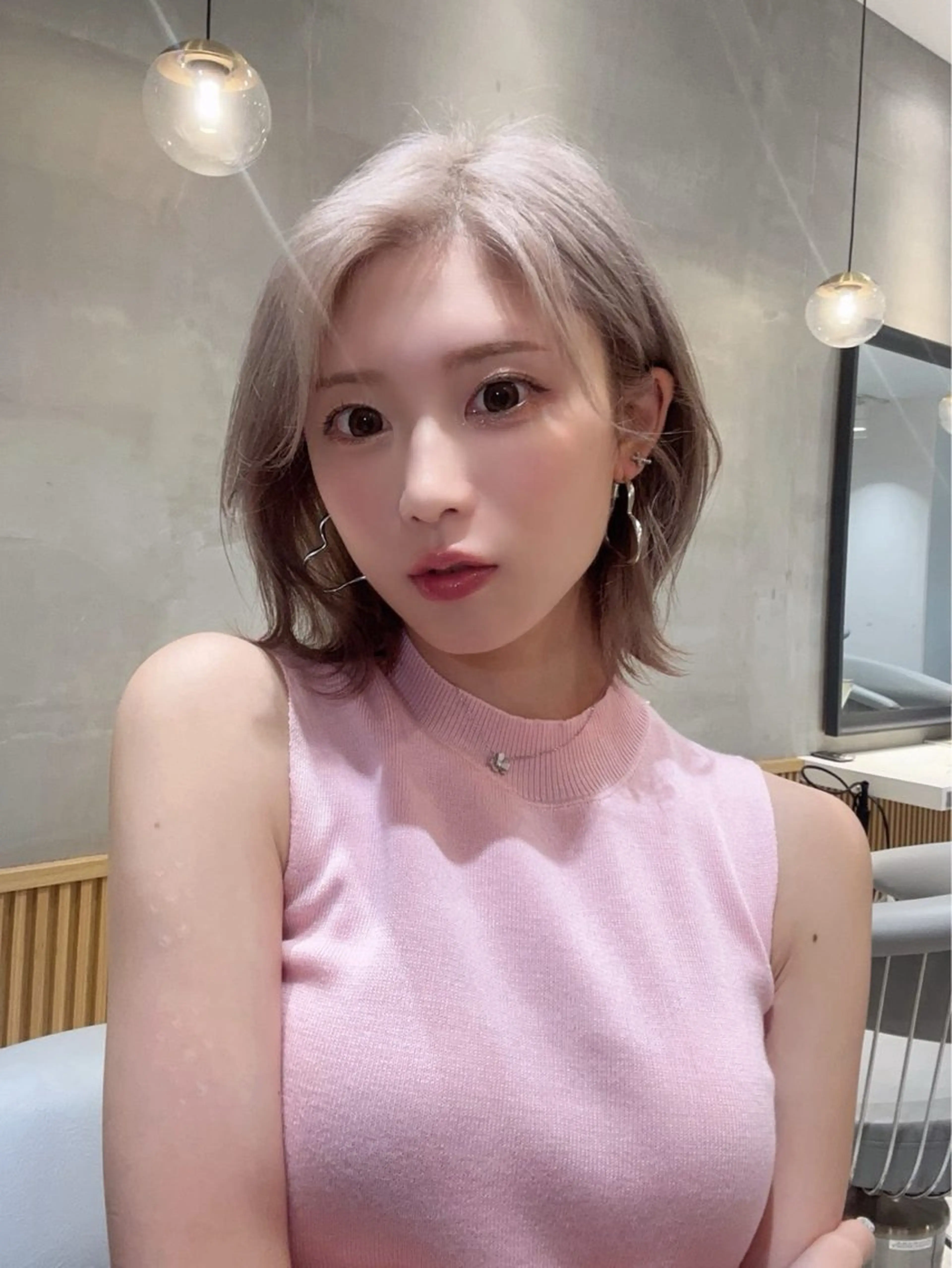 ショート カラー ヘアカラー トリートメント 💛ブリーチ&カット LEON🩶のヘアスタイル