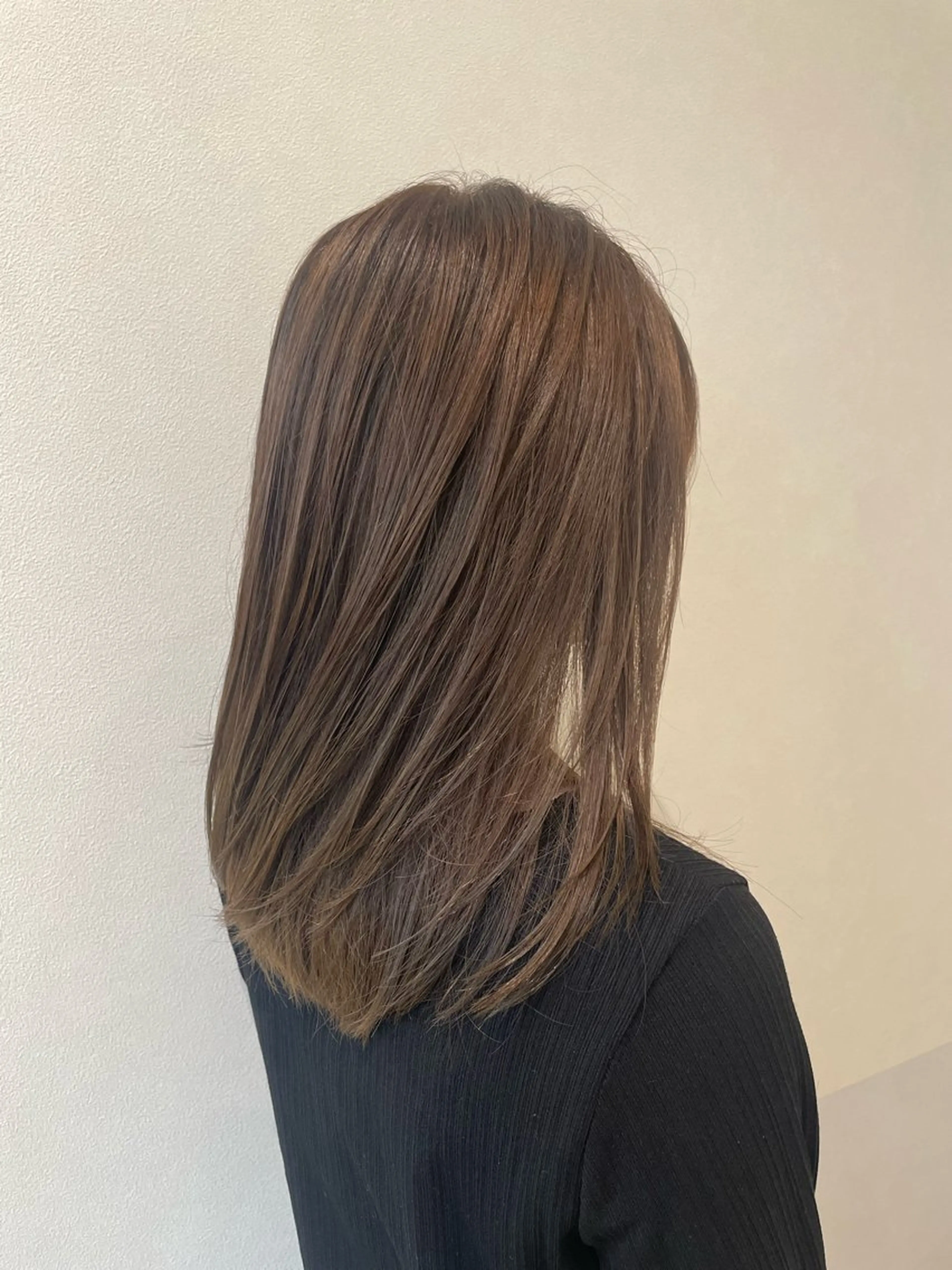セミロング カラー ベージュカラー ブリーチ ダブルカラー ブリーチなしカラー オリーブベージュ ヘアカラー Eleanor Ayaのヘアスタイル