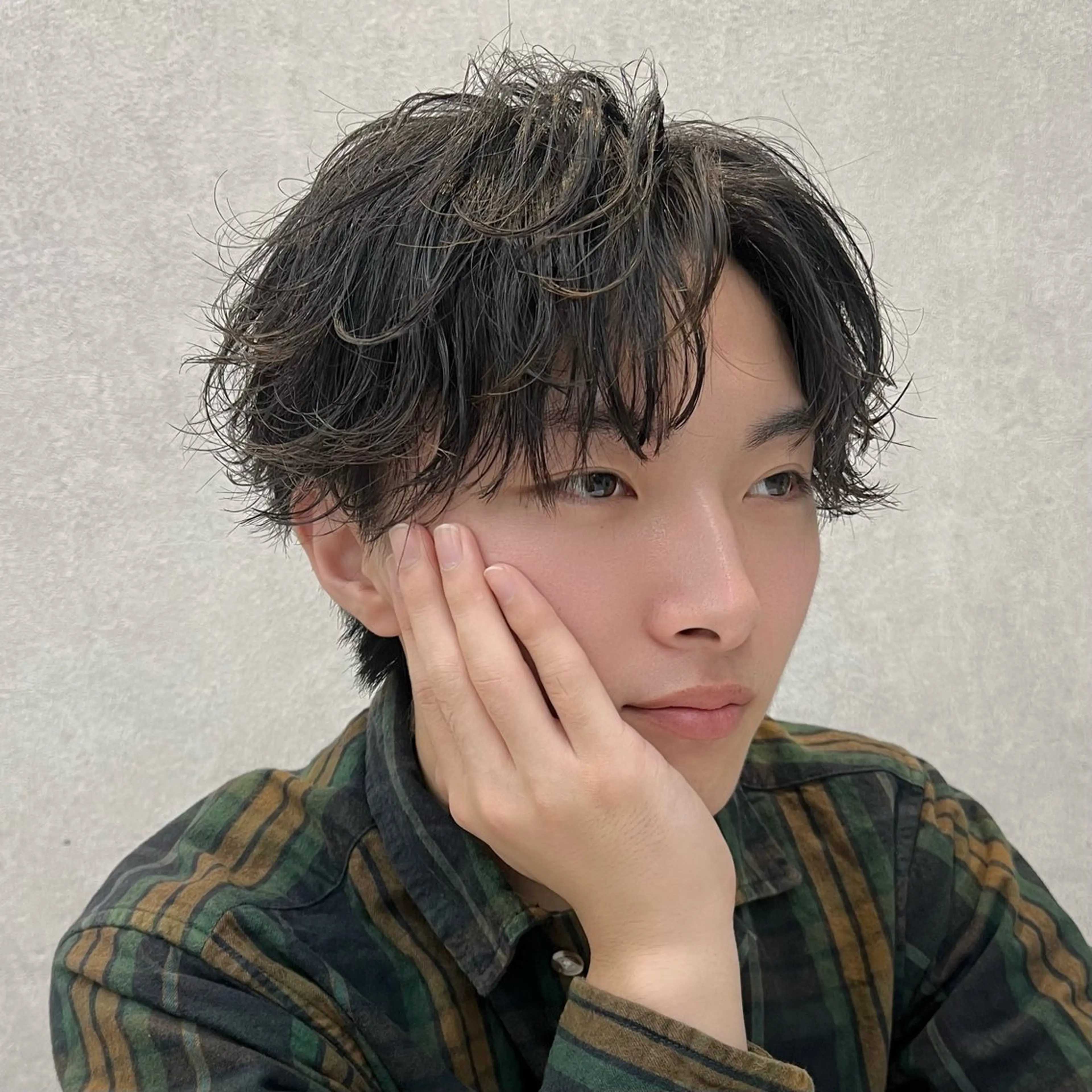 ミディアム パーマ メンズ ミディアムパーマ メンズパーマ フェザー/ゆるふわ パーマ/鐘ヶ江 航青のヘアスタイル