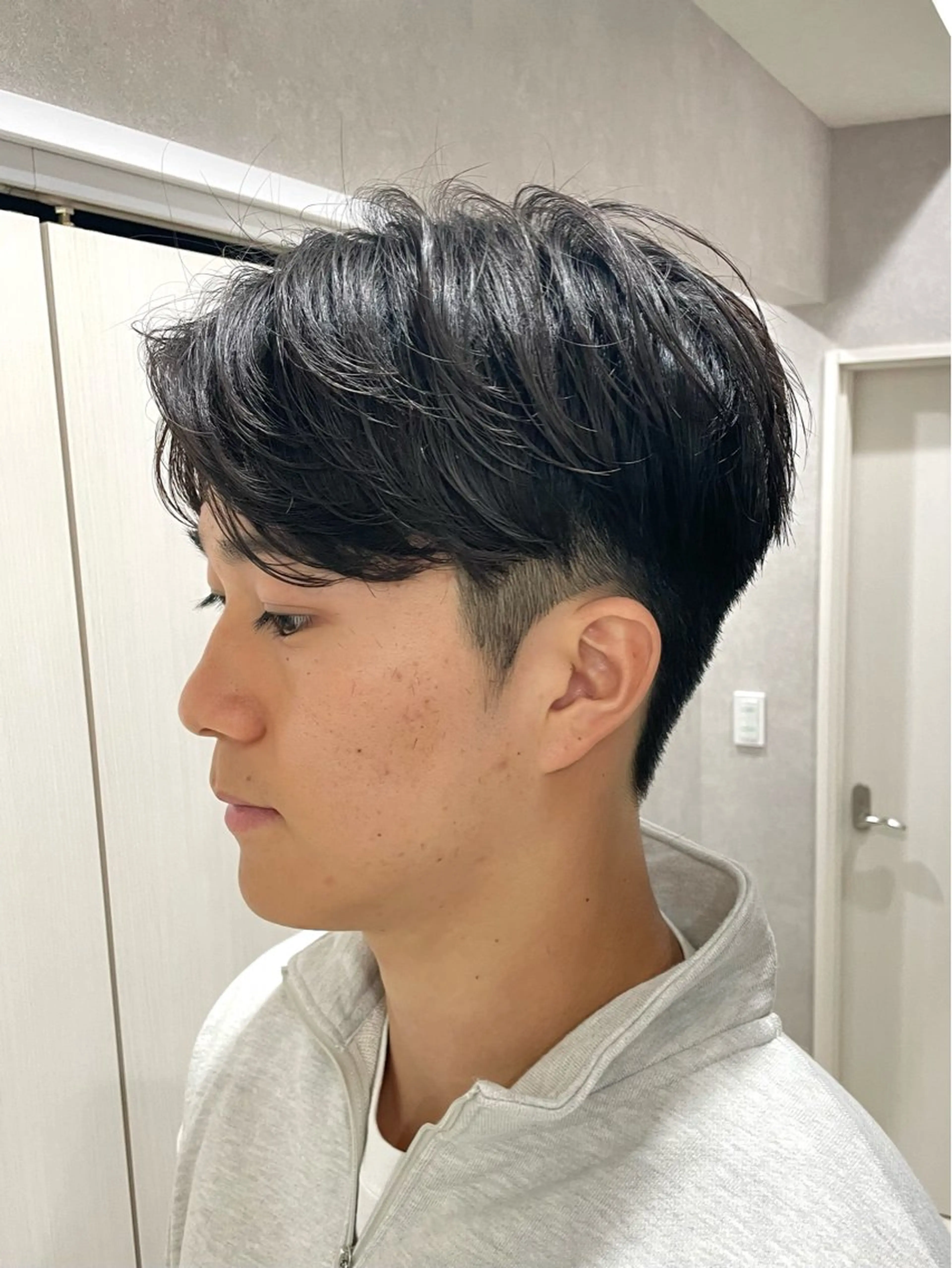 ショート カラー パーマ メンズ ビジネス センターパート メンズパーマ 刈り上げ アッシュ 【東北メンズヘア1 位受賞🥇】本間祐太のヘアスタイル